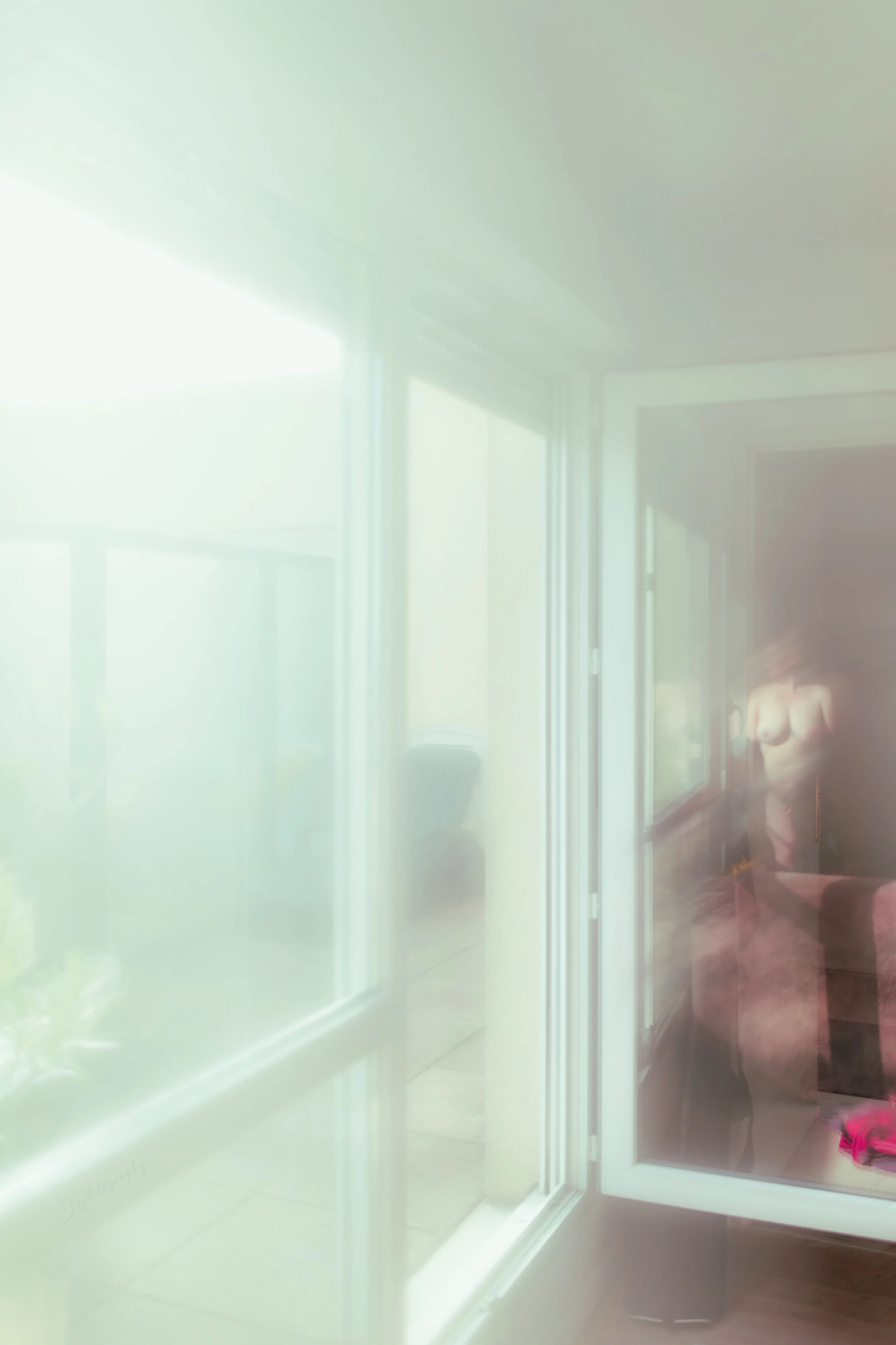 Scène impressionniste montrant une femme nue derrière une porte vitrée, avec des teintes pastelles et quelques couleurs vives.