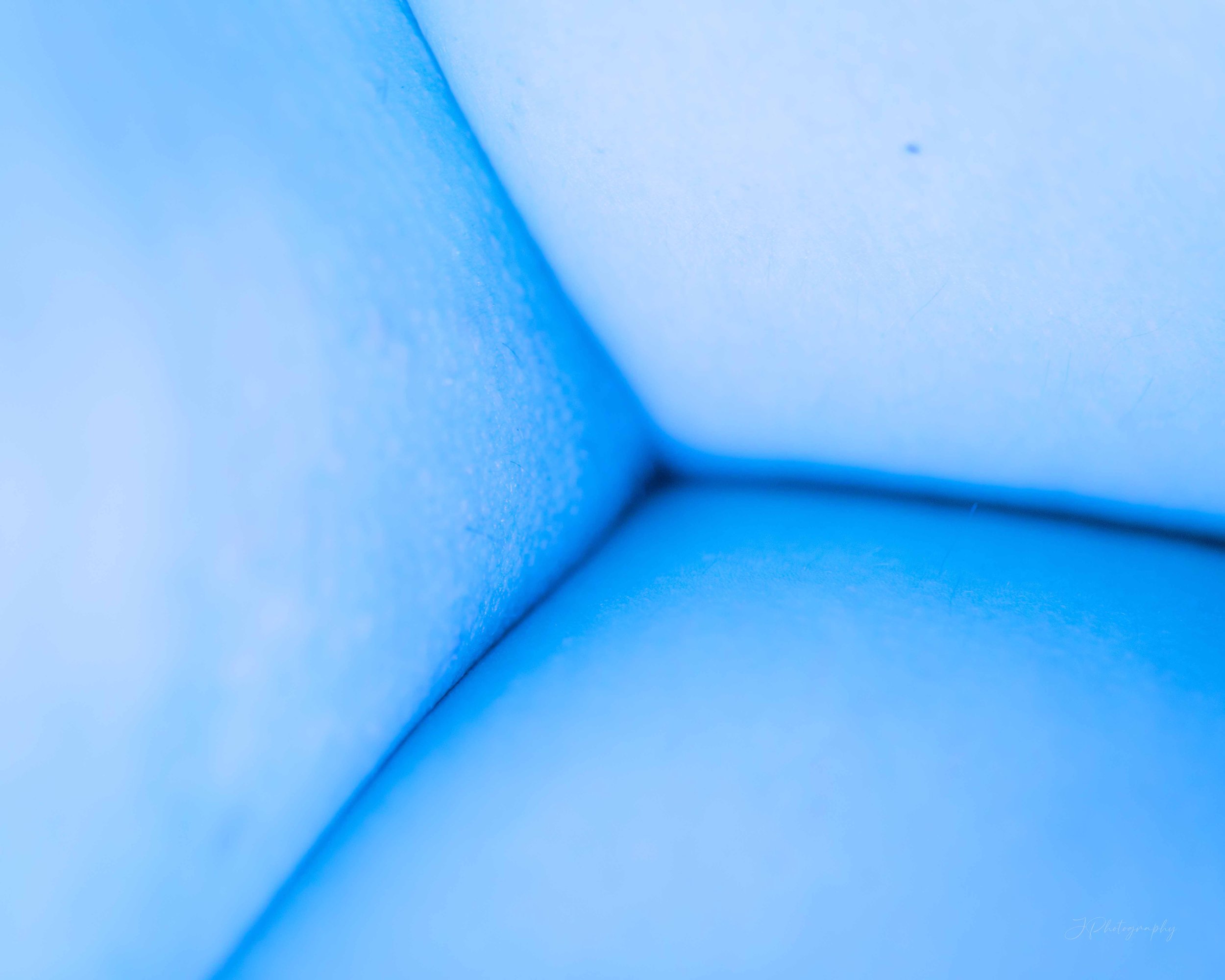 Une page de livre ouverte bleu clair avec des pages légèrement courbées.