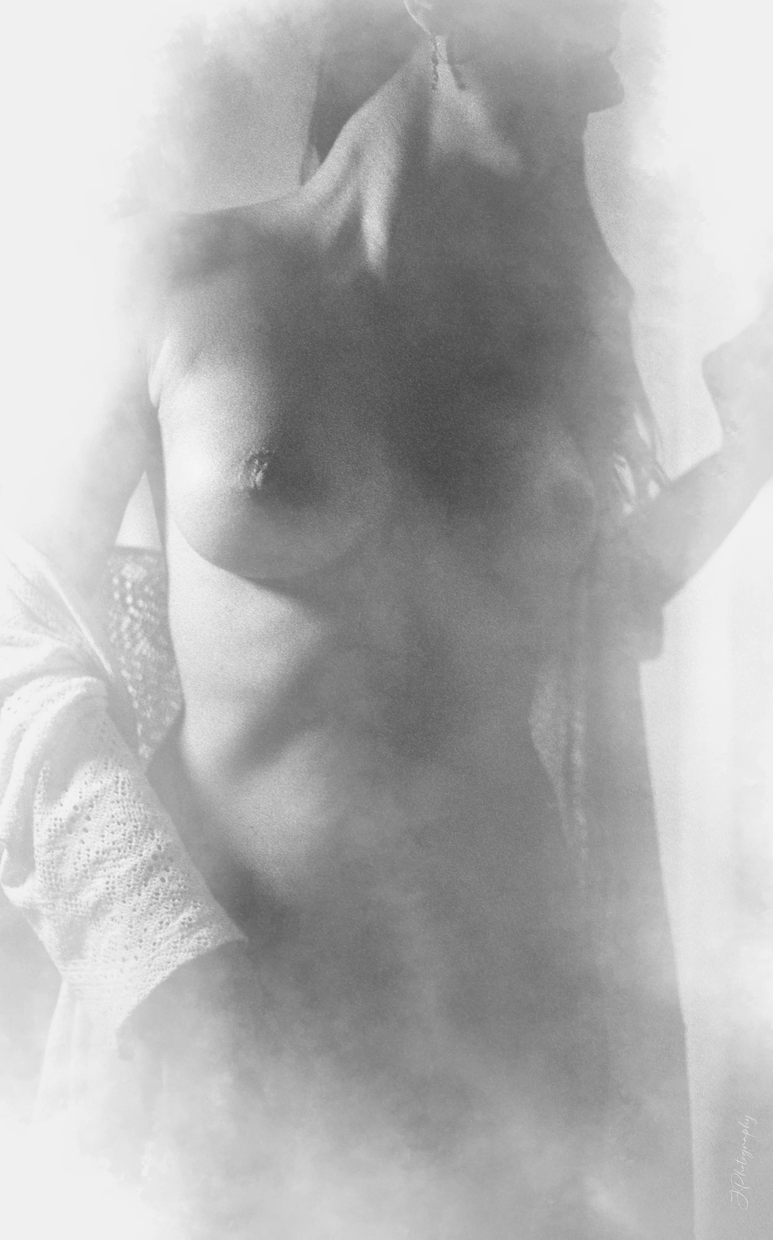Photographie pictorialiste d'une femme nue, en noir et blanc, dans une superbe ambiance brumeuse.