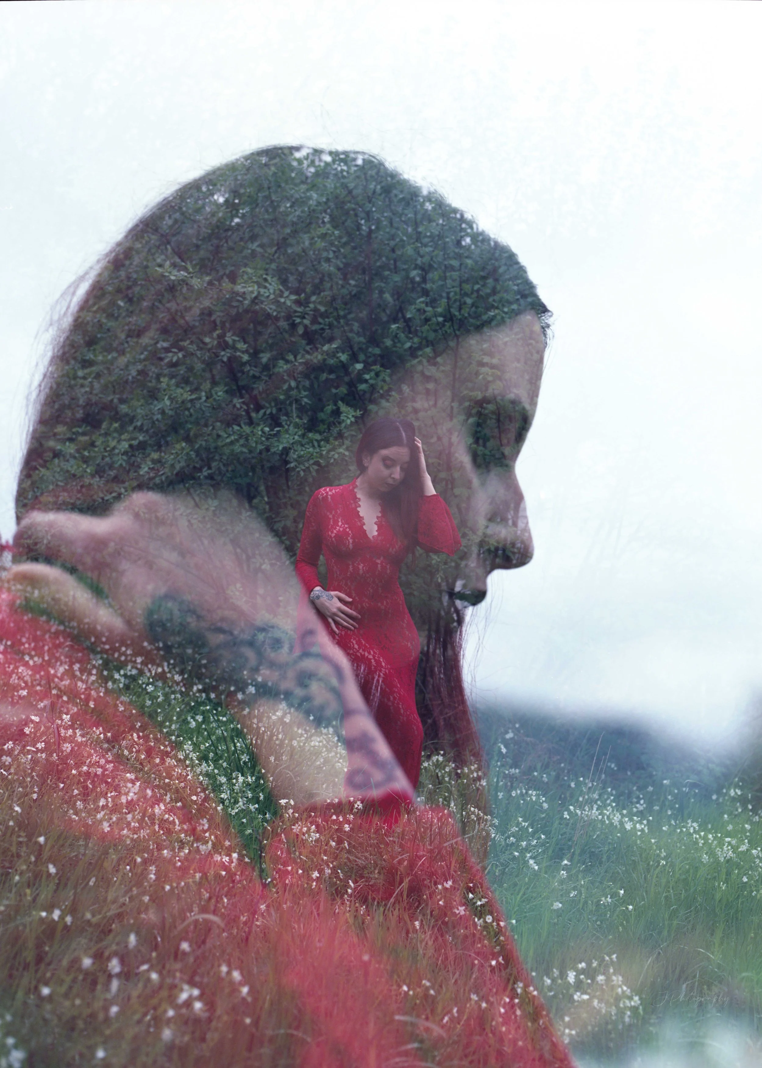 Une double exposition d'une femme en robe rouge dans une nature verdoyante et d'une grosse silhouette de profil d'une autre femme regardant vers le bas.