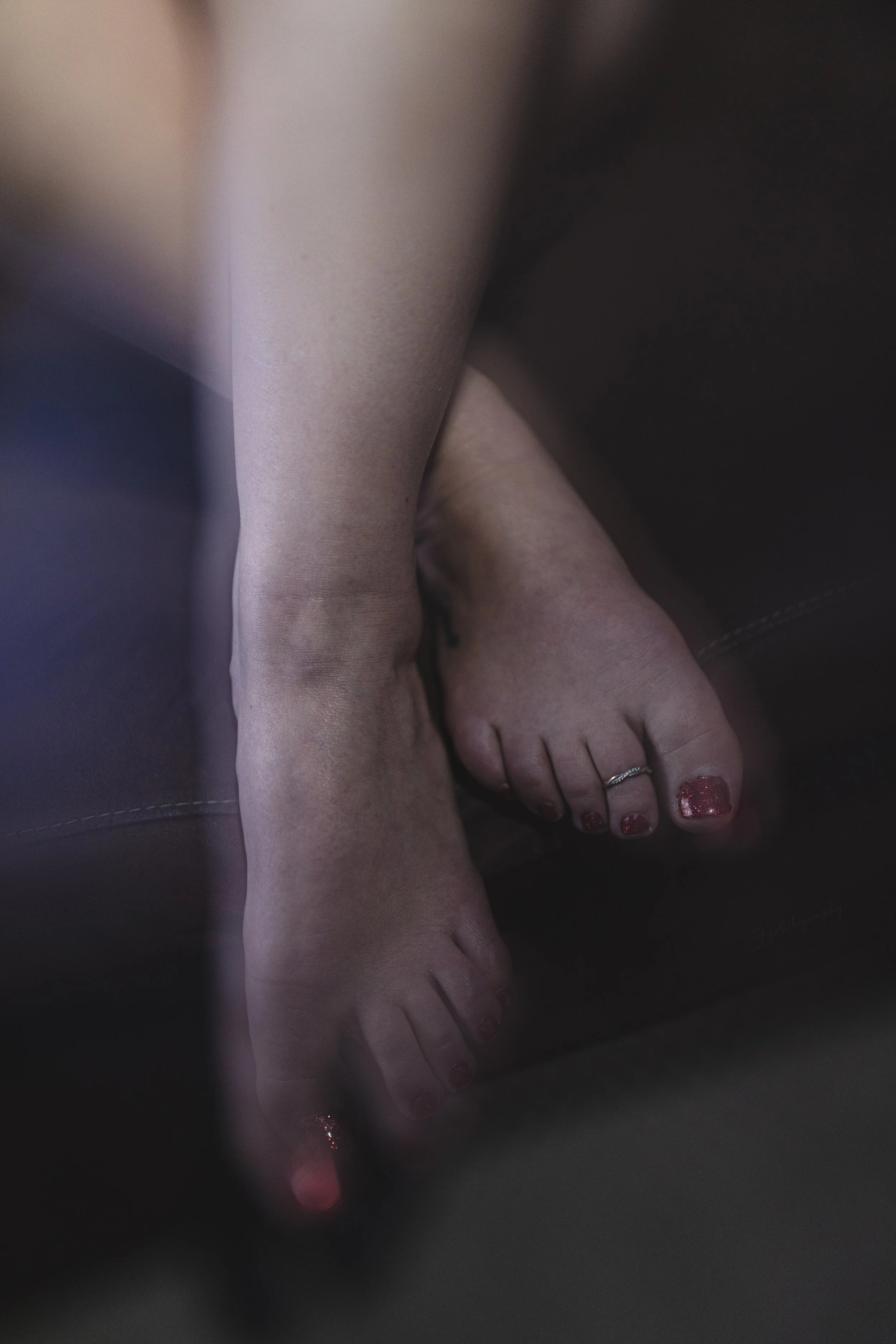 Détails colorés et légèrement floutés des pieds d'une femme.