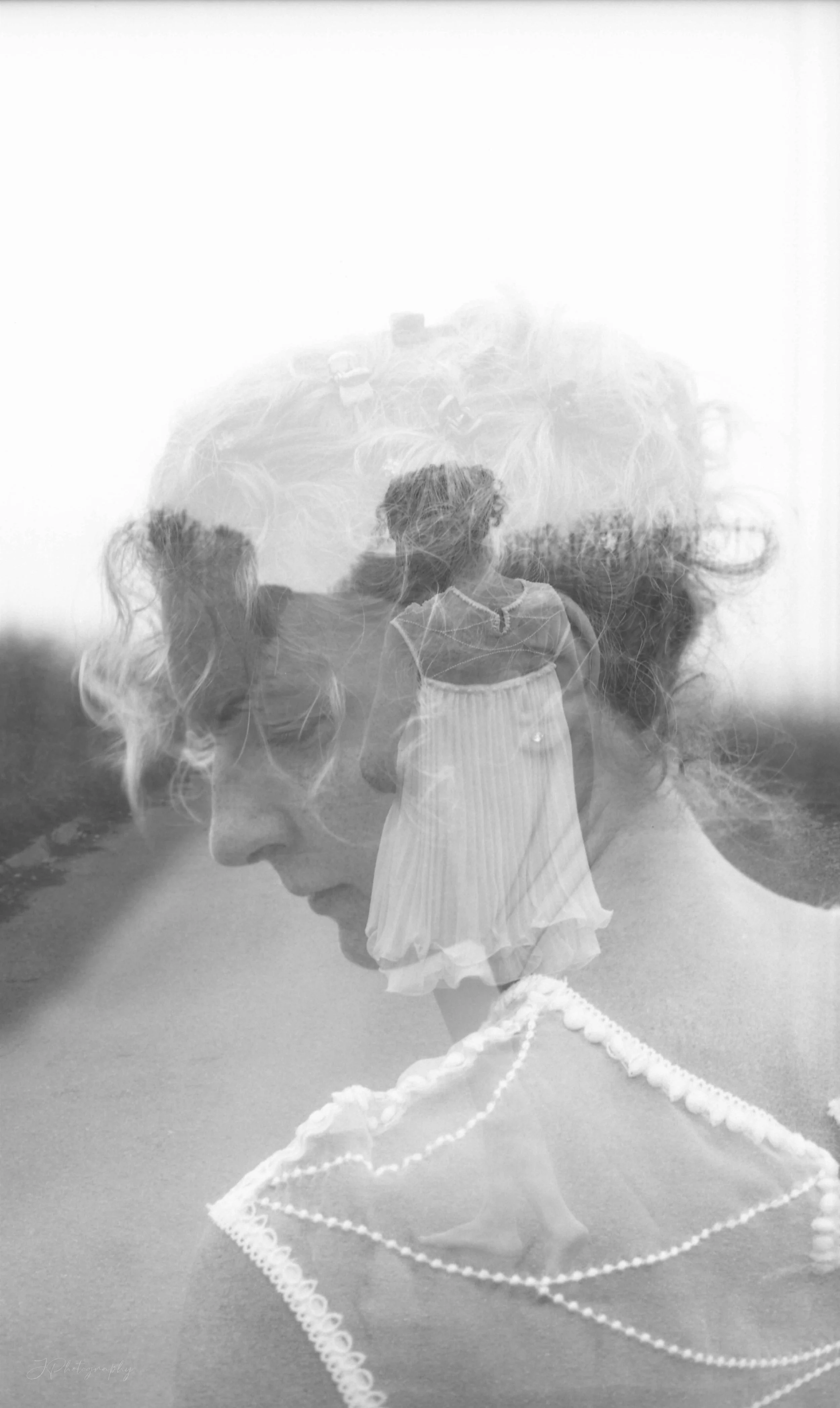 Double exposition photo montrant un portrait de femme en profil avec une jeune fille en tutu qui marche dans la nature.