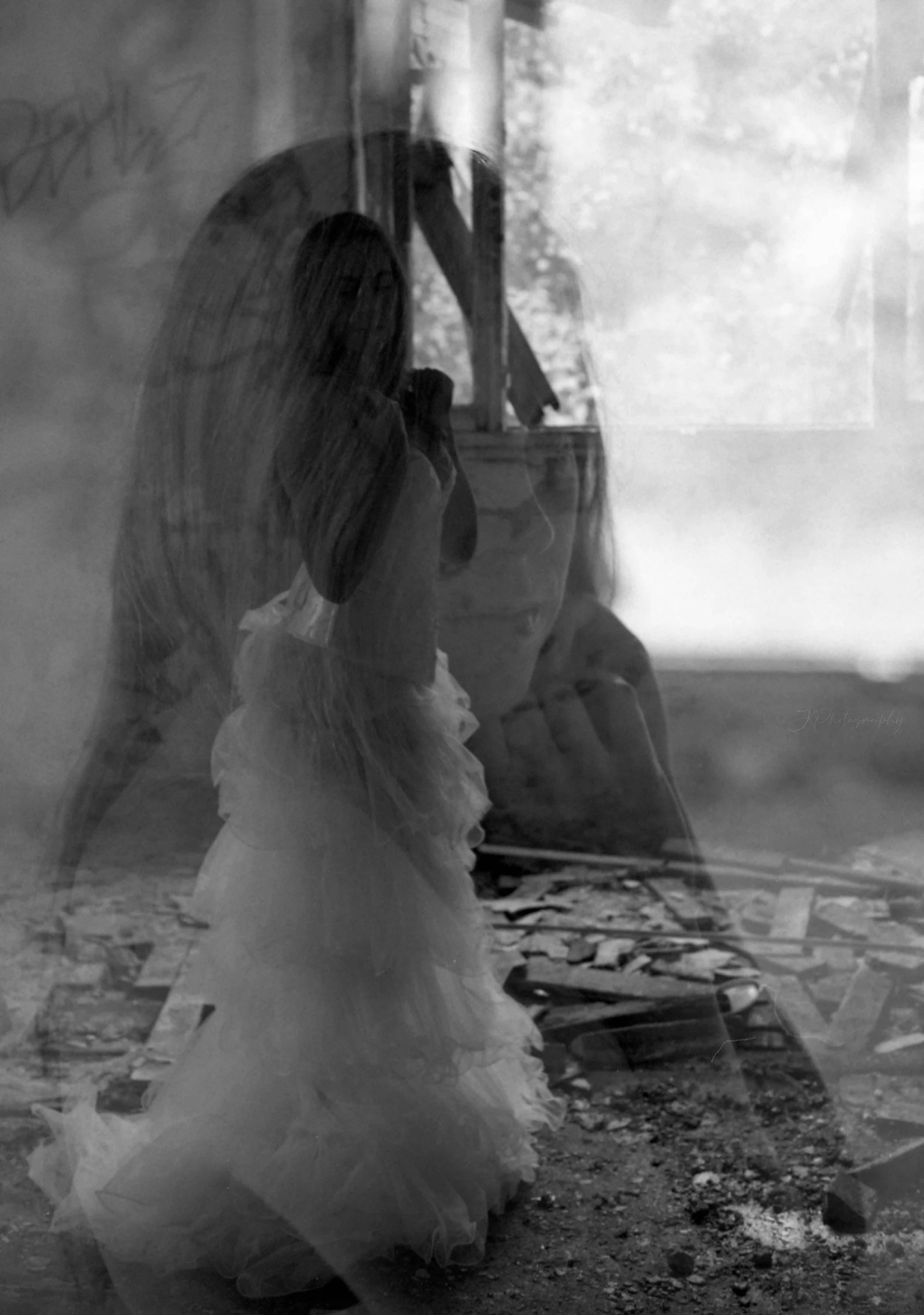 Double exposition argentique. Reflet d'une personne portant une robe longue dans une fenêtre sale, avec un mur en ruines derrière eux.