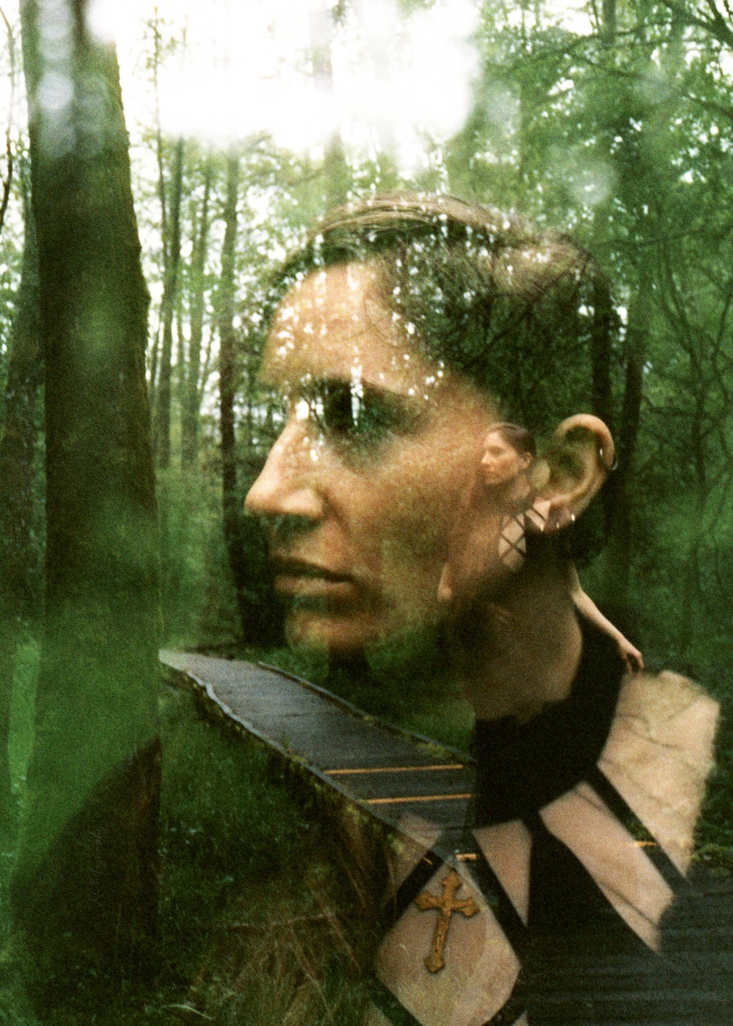 Une image doublement superposée montrant un visage de femme en profil dans la forêt, avec un petit groupe de personnes à l'intérieur de sa tête.