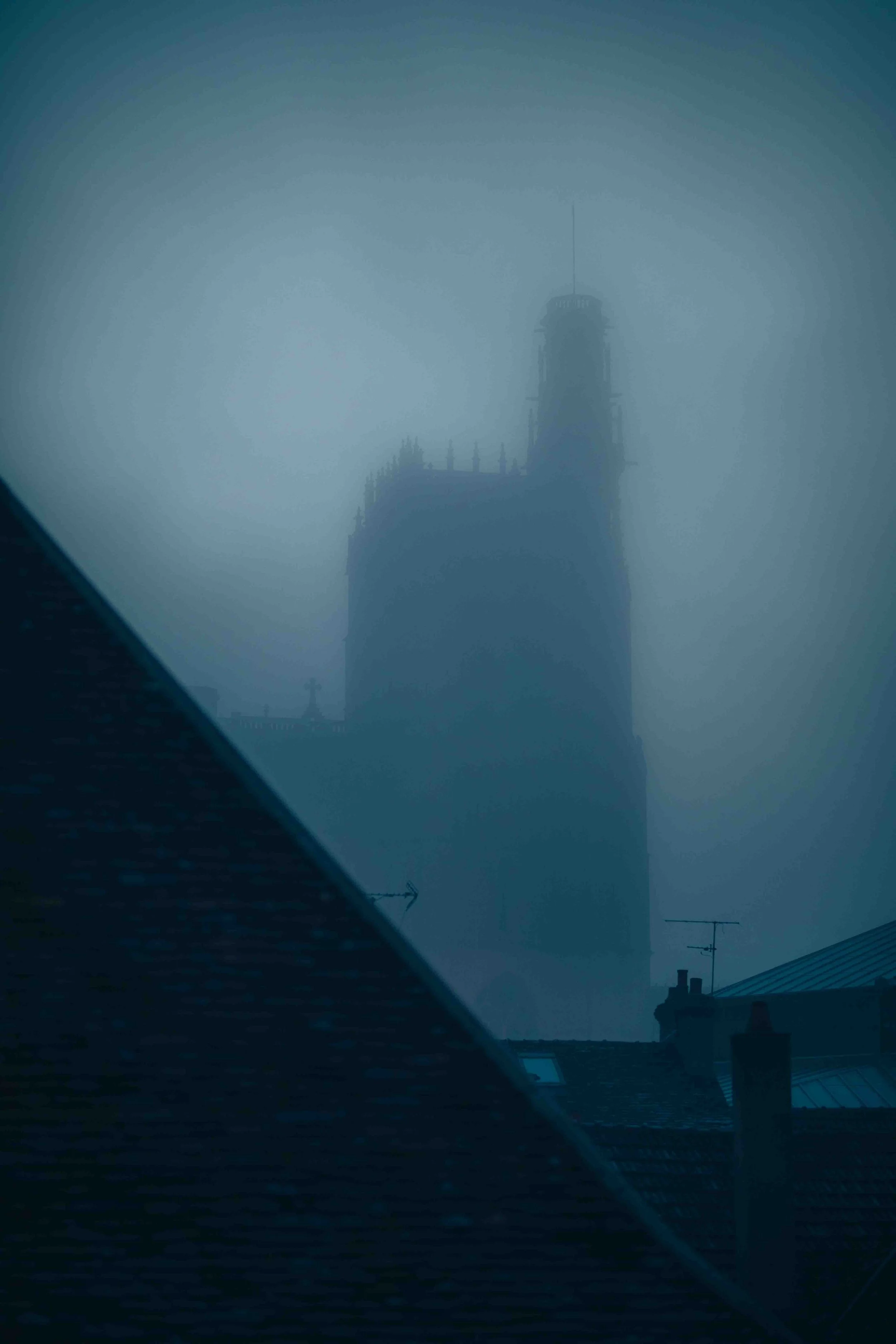 Église sous le brouillard, Sens, 2025.