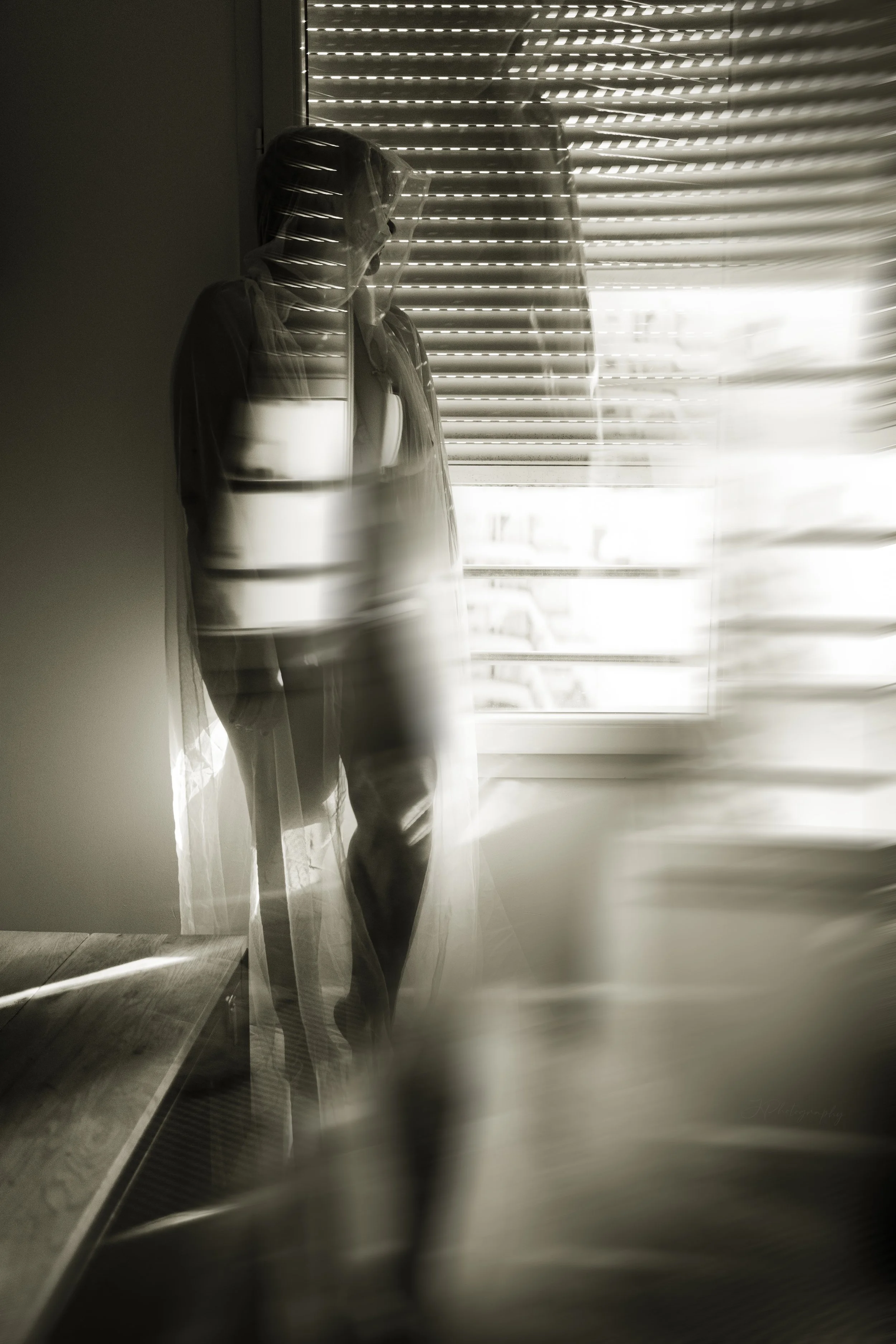 Image impressionniste d'une femme se tenant devant une fenêtre, avec des effets d'optique somptueux.
