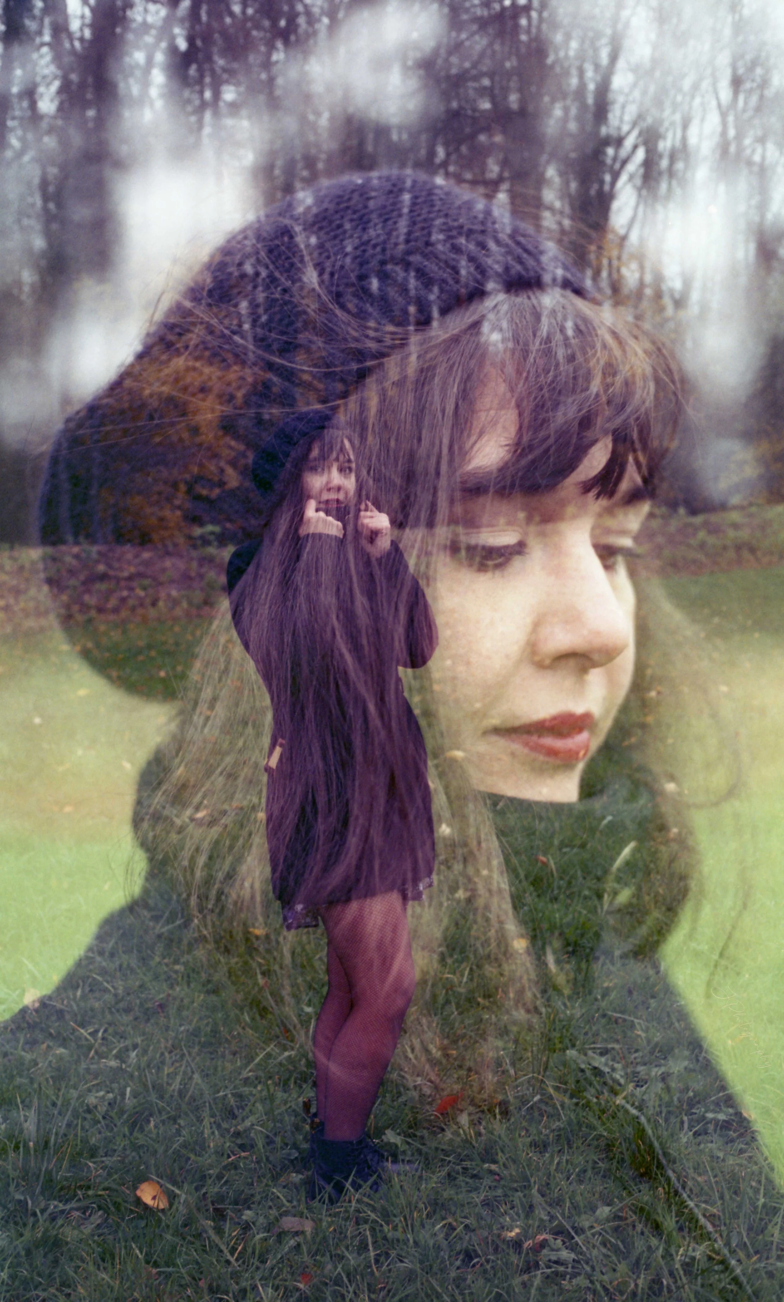 Photo double exposure de deux femmes, une plus grande et une plus petite, avec le fond d'un bois.