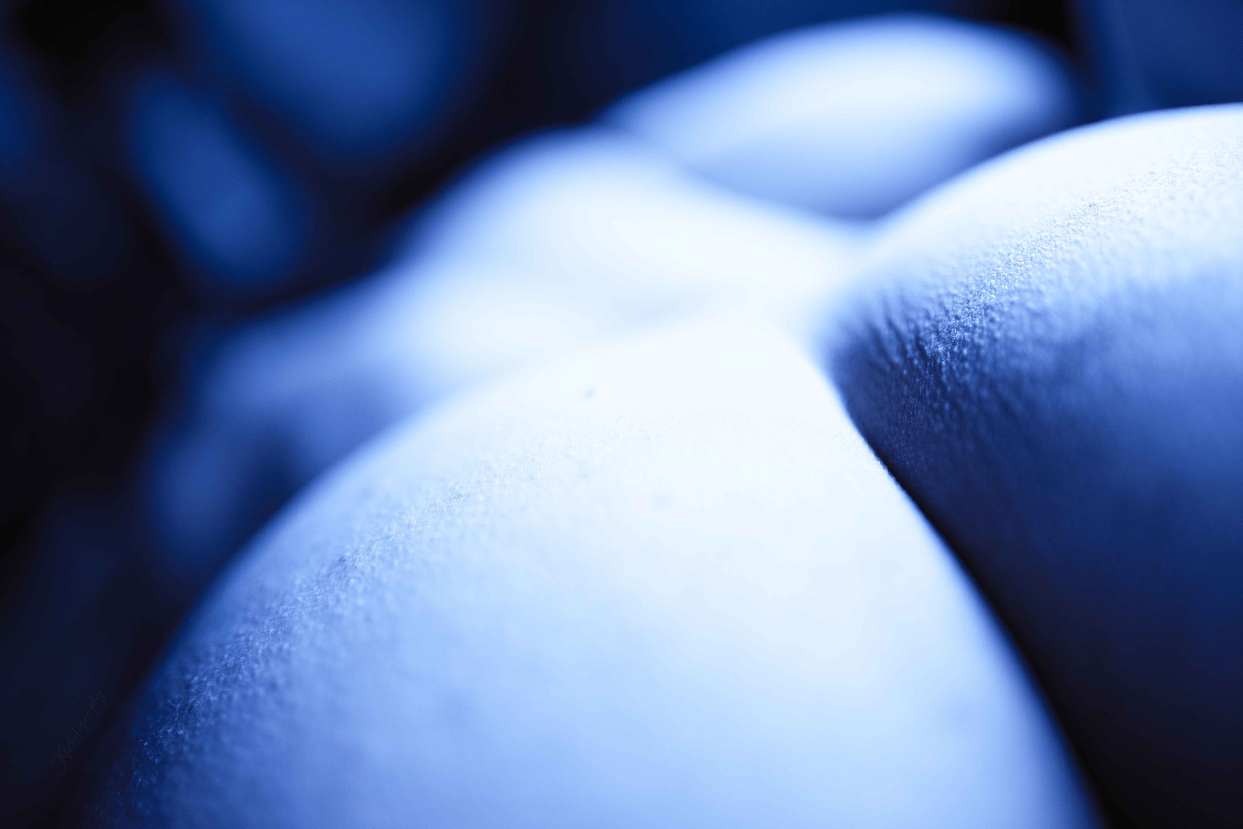 Prise de vue en gros plan de plusieurs touches d'un clavier d'ordinateur, avec une mise en évidence de la texture de la surface et un éclairage en nuances de bleu.