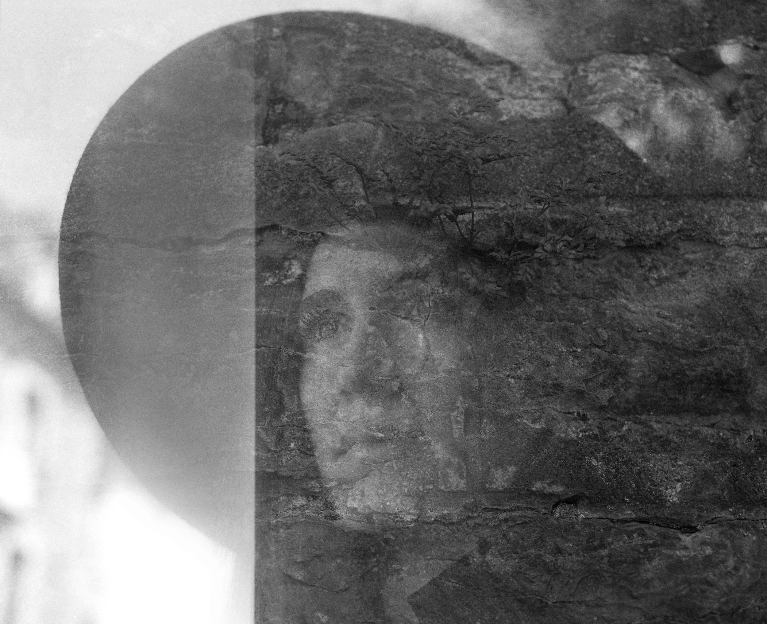 Double exposition argentique représentant une femme au regard perdu, en noir et blanc.