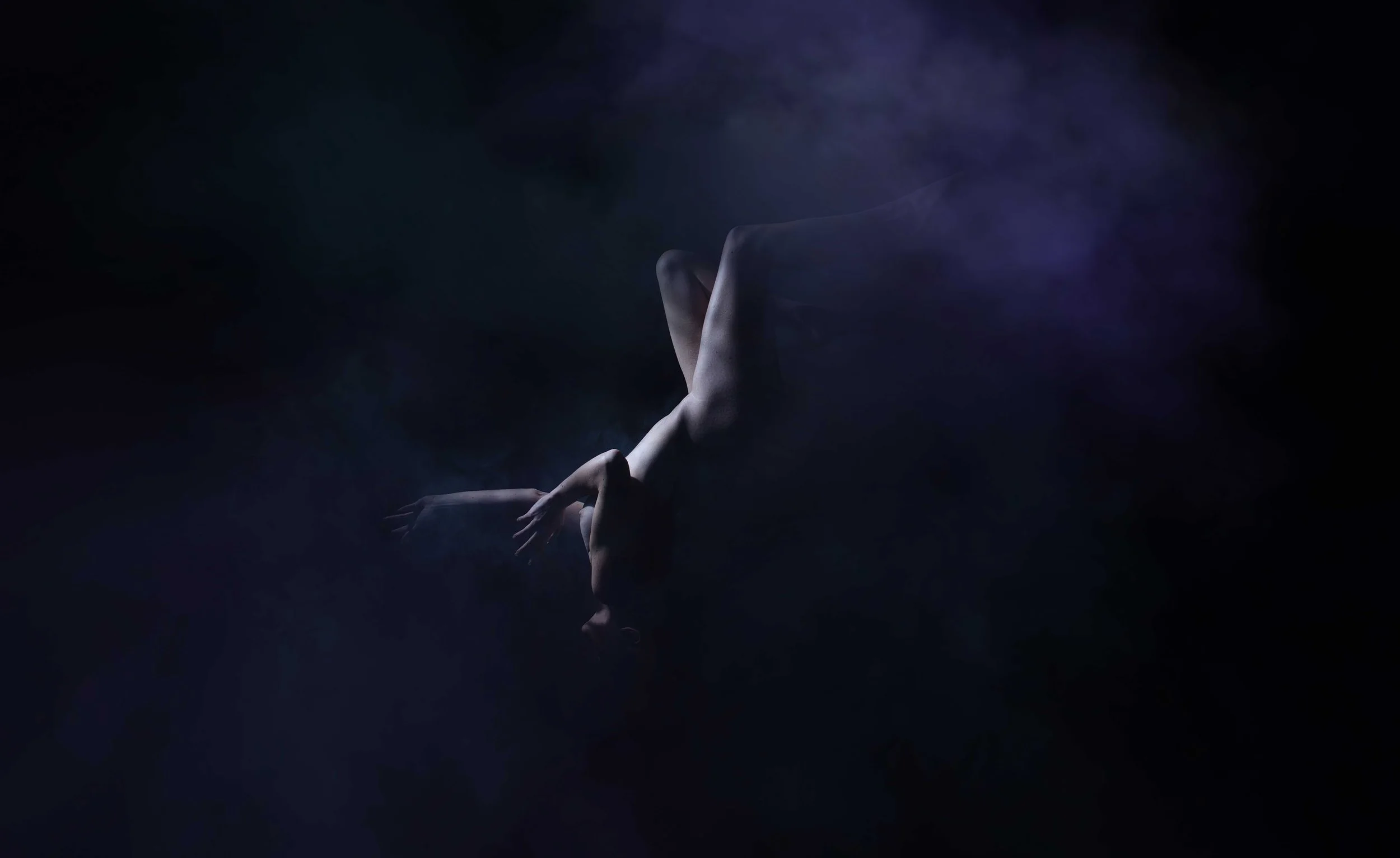 Technique de lévitation. Superbe composition de nu artistique, avec une ambiance mystérieuse, une lumière qui semble envelopper la modèle avec un brouillard blanc et de superbes teintes cyan et fushia. 