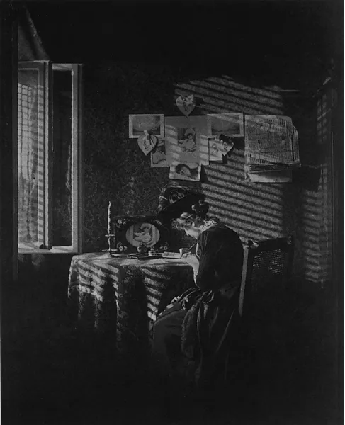 Sunrays – Paula est une photographie datant de 1889, 22,7 x 16,9 cm. Elle représente la compagne d’Alfred Stieglitz, Paula, attablée en train d’écrire.