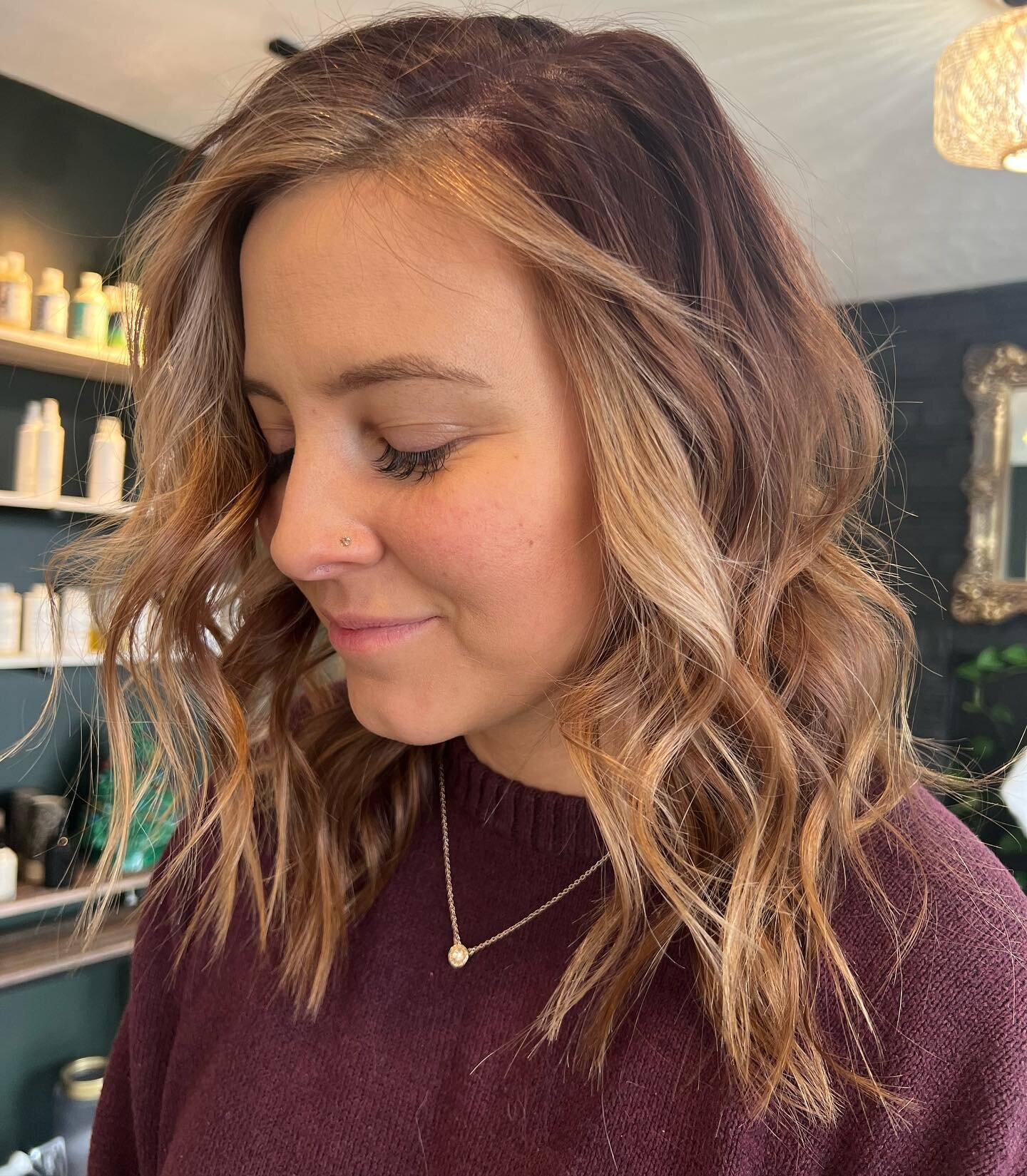 Is it snowing out ? Hadn&rsquo;t heard. 🤷🏻&zwj;♀️

Touched up her base with a rich warm chocolate shade, brightened up that money piece + custom gloss got this babe all freshened up for a big upcoming birthday 🥳 

#colormelt #faceframehighlights #