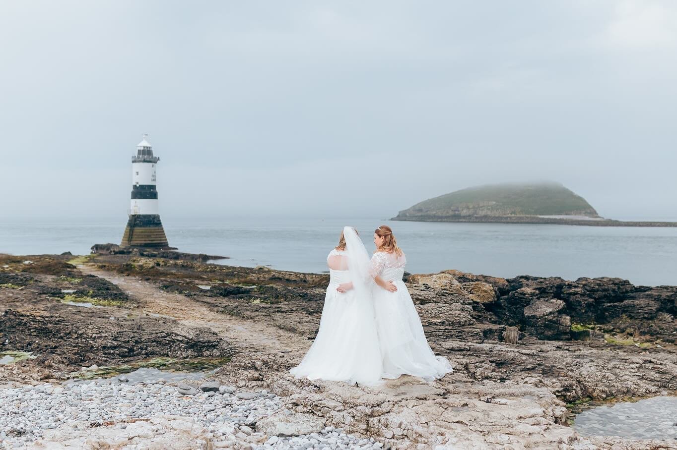 🐚 Yvonne and Natalia 🐚

Yesterday&rsquo;s elopement was beautiful!
And what a location! There&rsquo;s just something so special about the Welsh coast. I&rsquo;m so lucky to be an elopement photographer in North Wales and I&rsquo;m so grateful I get