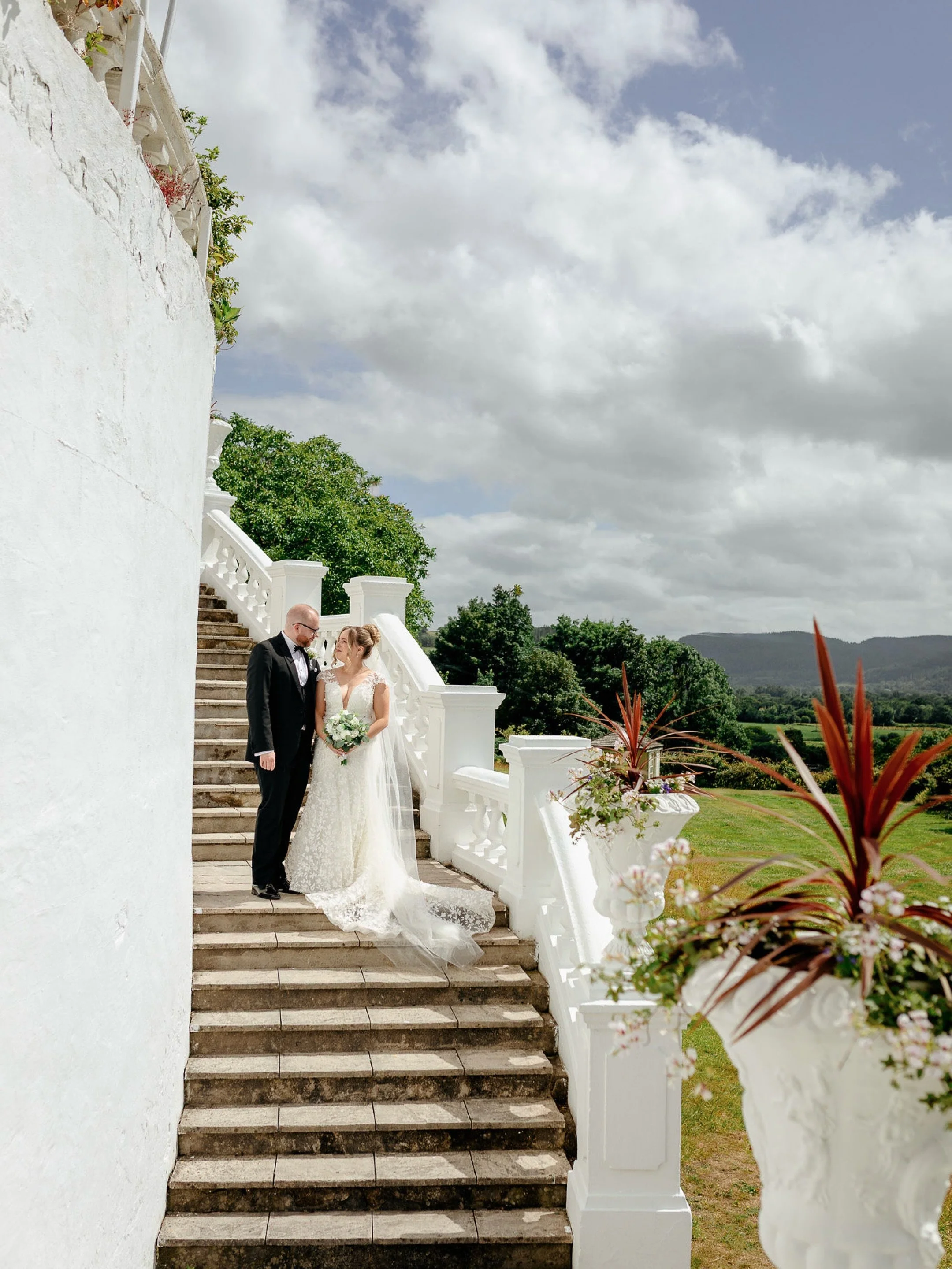 Well Sunday was absolutely wonderful 🥹

@plas_maenan is a new venue for me and I was so looking forward to working there - it did not disappoint! With beautiful views and wow that staircase! It was easy to see why couples choose to celebrate their w