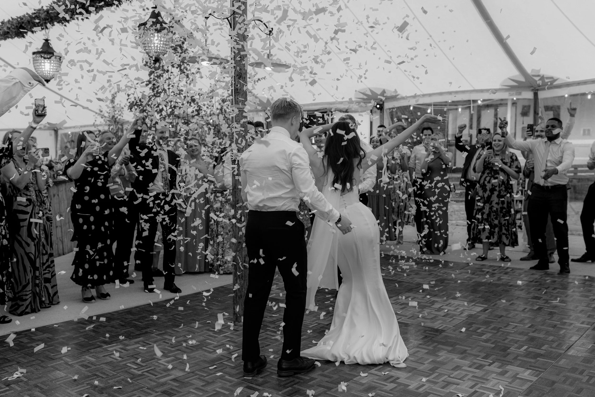Confetti-canons-at-wedding-reception-on-dancefloor-001.jpg