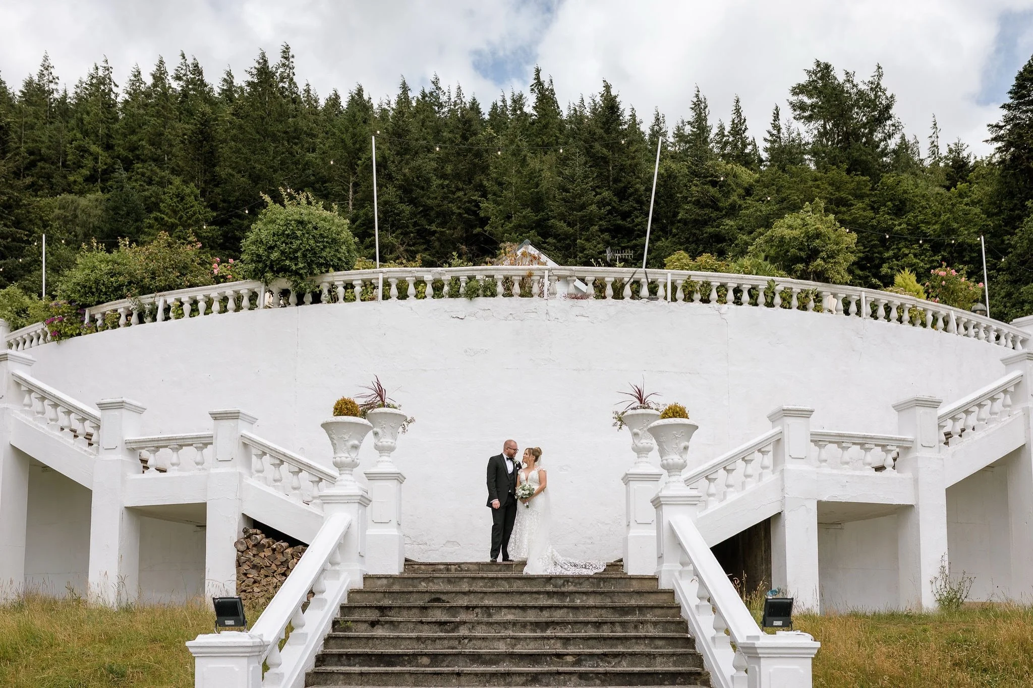 It&rsquo;s at this time of year that I&rsquo;m very much MIA on social media, but the reason is that I&rsquo;m editing all of the beautiful weddings I was so lucky to capture over the summer 🥰

Zoe and Jack&rsquo;s wonderful wedding at @plas_maenan 