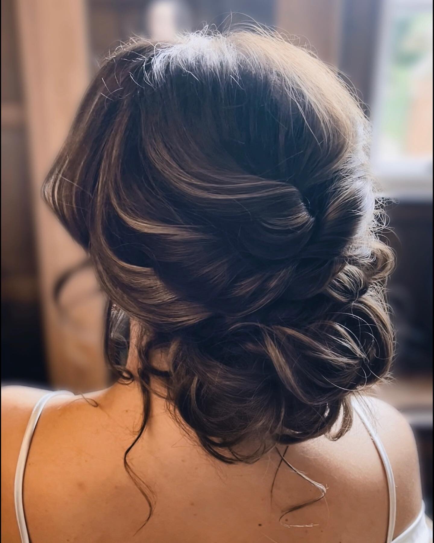 Totally in love with this style that my beautiful bride @taylalouise_aquilino chose for her wedding day, boho with a touch of glamour 🫶🏻

Give me a 🙌🏻 if you would choose this for your big day 😍

#bohoupdo #bohobride #wottonhousewedding #surreyw