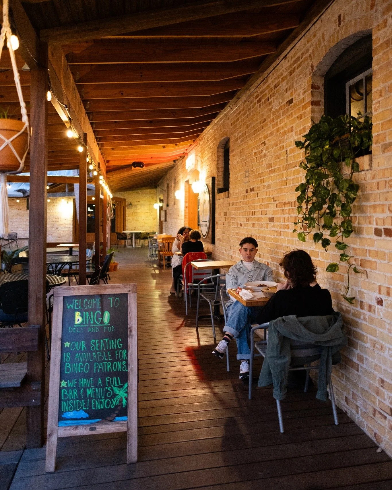 Bingo's deck ambience is unmatched. 

#gainesvillefl #visitgainesville #florida #gogators #uf #352 #onlyingainesville #alachuacounty #downtowngnv