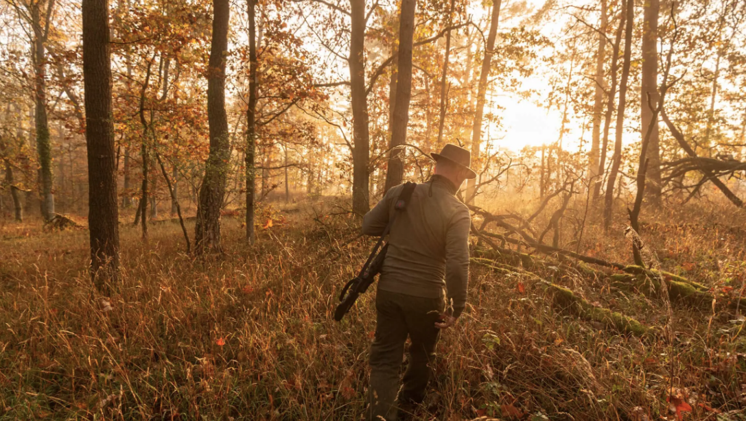 Jäger-im-Wald-SEO-Text-Jagdschein-Regine-Rohrlack-Wildnisschule-Lupus.png