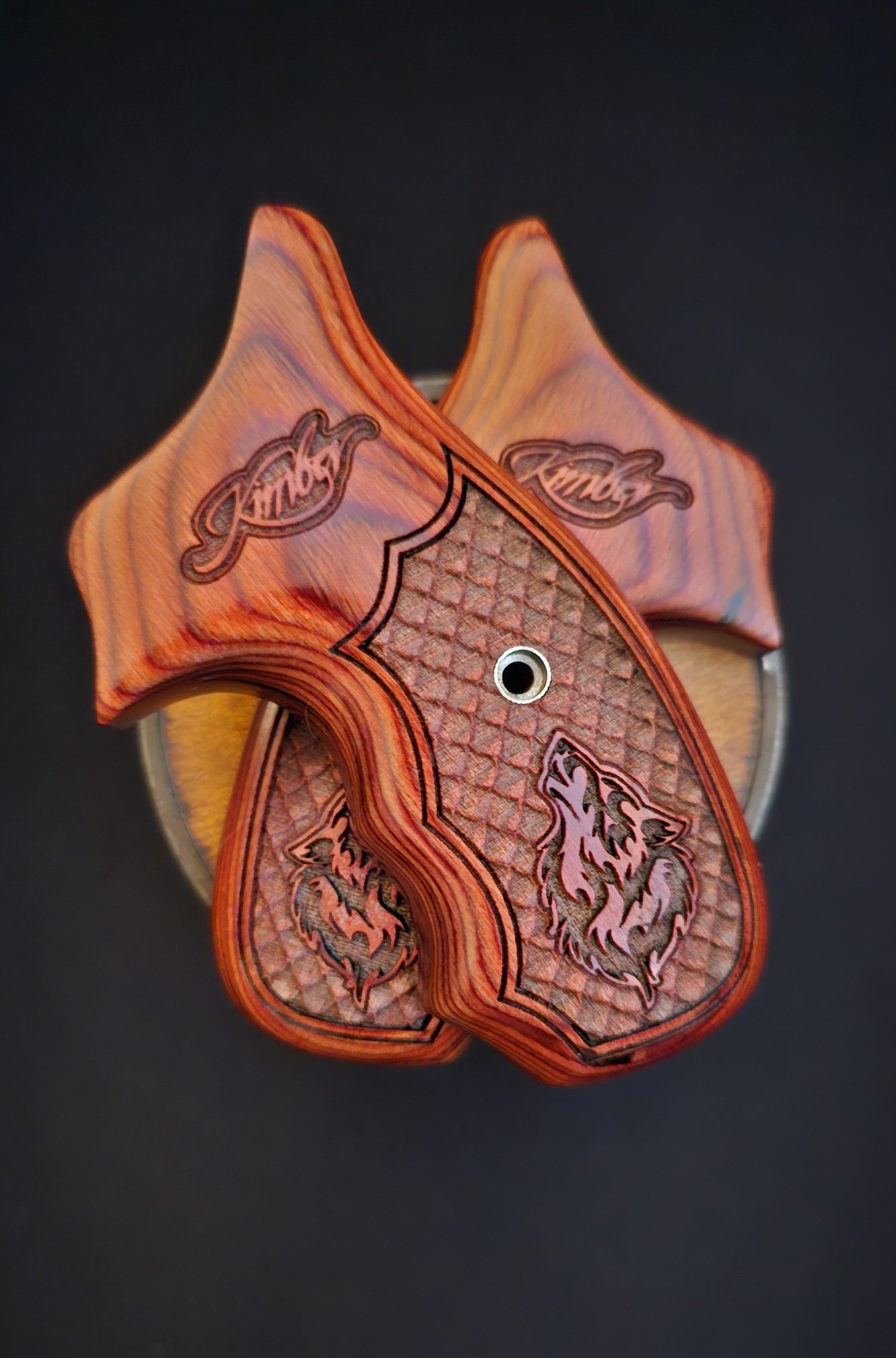 Kimber DASA K6s Fingergroove Wolf Pack Series Dragonscales Inset Howling Tribal Wolf Red-Wood* HRV Grips®