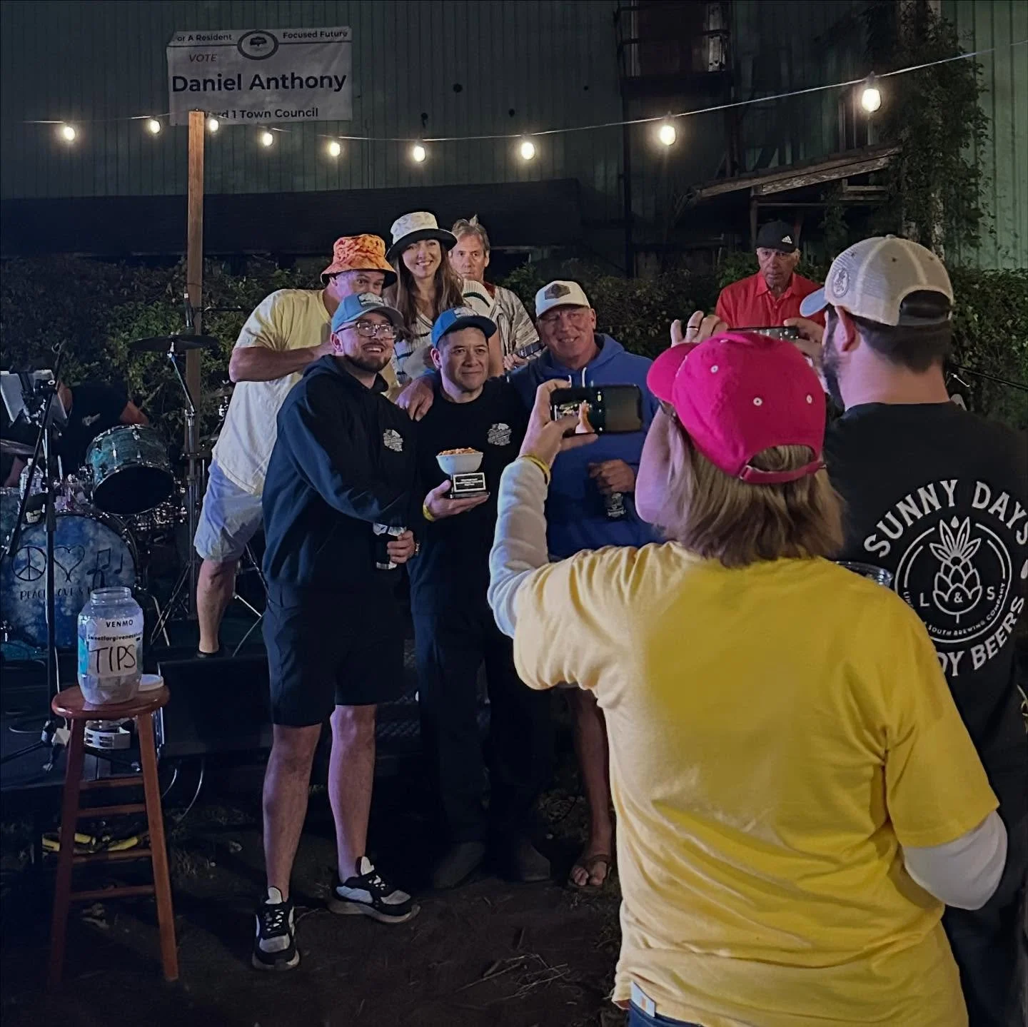 ¡Nos estábamos divirtiendo tanto anoche esta es la mejor foto que conseguimos de los ganadores! 🙈 Felicidades al 3er lugar Sundown Saloon 2do lugar Sprout Mama y 1er lugar The Smokehouse 🧀 y un saludo especial a Elizabeth P que ganó la rifa 50/50 y don