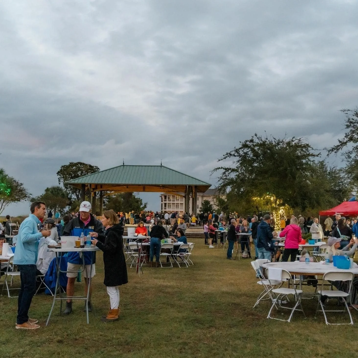 It's almost time to crack open some oysters! HHI Oyster Festival kicks off next Friday with our All You Can Eat event. $60 for unlimited steamed oysters, lowcountry boil, pulled pork, shrimp and grits & chili. 
🦪 Nov 7, 5-7pm at Shelter Cove Par