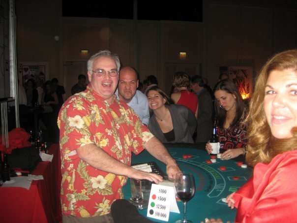 El tercer día de Frank-mas, mi jefe de recreación me regaló... una camisa hawaiana para la fiesta del casino.

¡Ojalá pudiera ser una mosca en la pared durante la noche de casino de Island Rec! ¡Las historias que podría contar esa camisa!