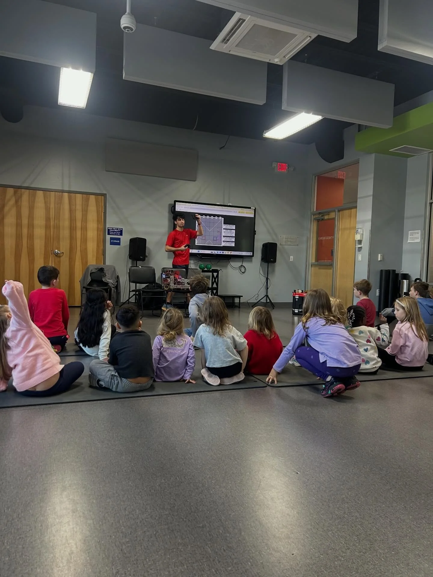 ¡El conocimiento es poder! ¡Muchísimas gracias a Jayden Press por dedicarnos su tiempo y compartir con nosotros una impresionante demostración de robótica!