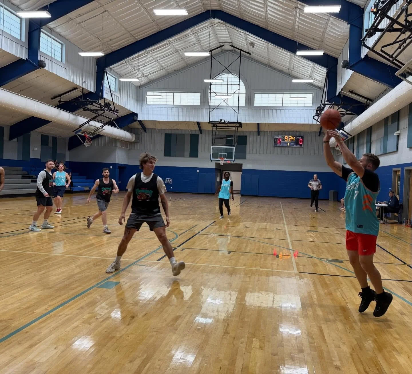 Una noche estupenda para jugar al baloncesto para adultos 🏀