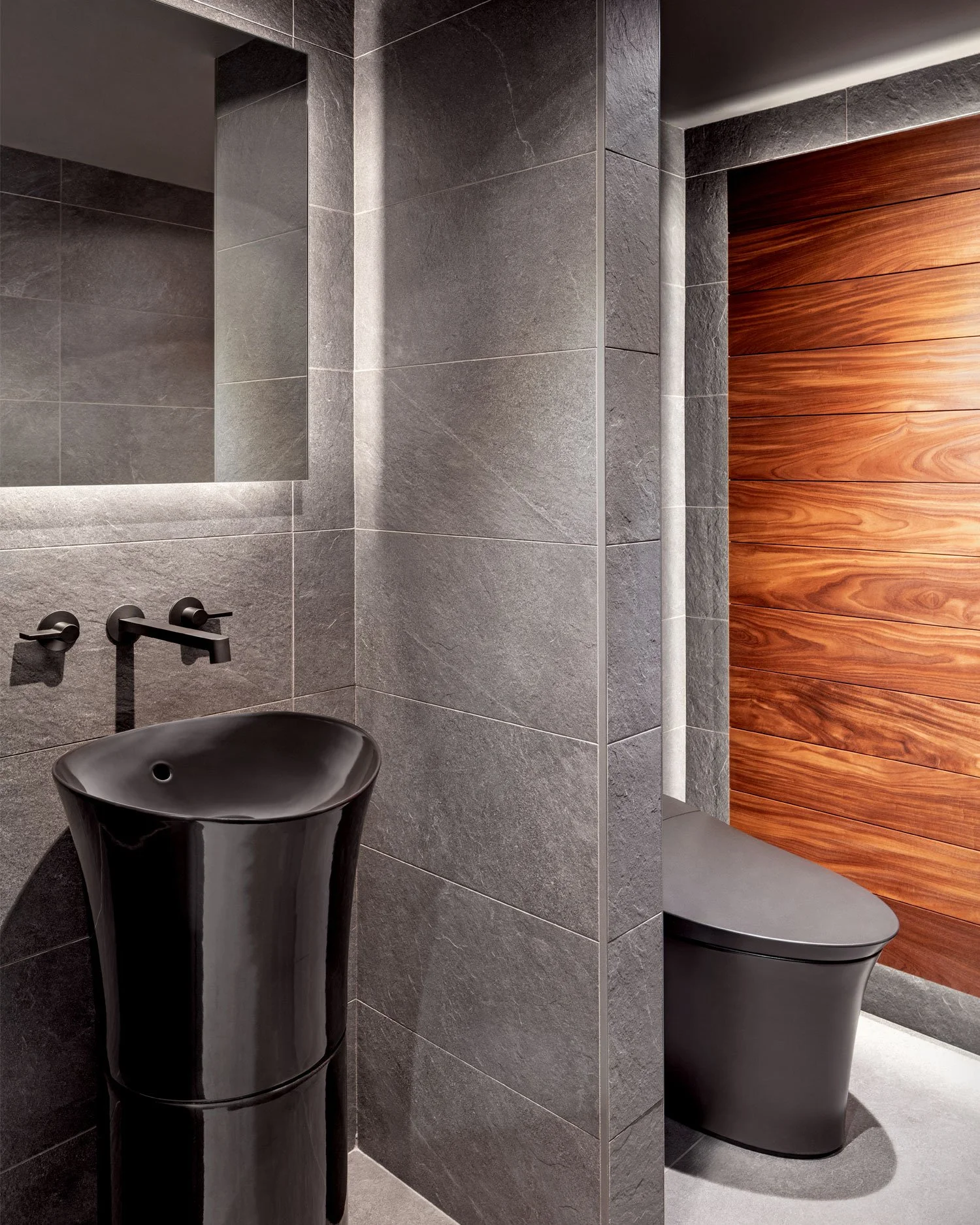 gallery_the-spa_sink-and-toilet.jpg