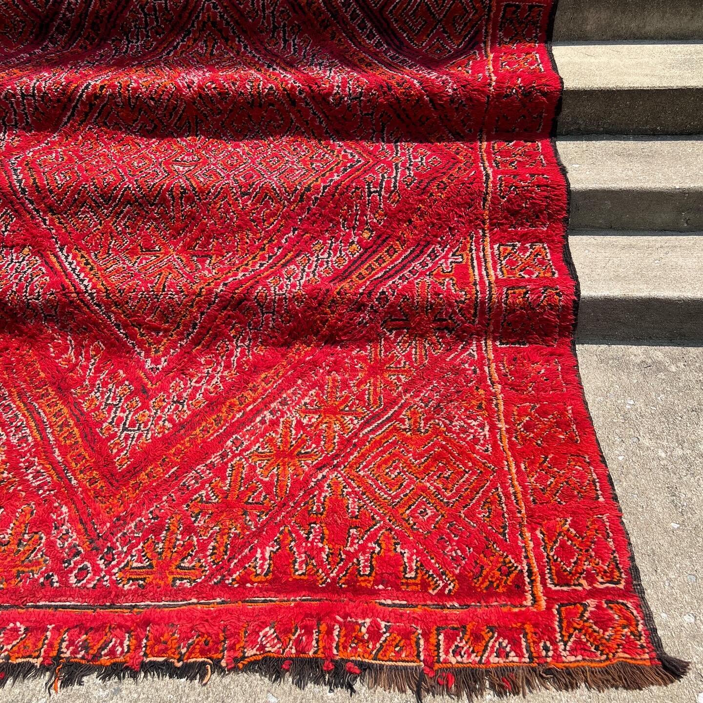 what a ❤️&zwj;🔥ZINGER❤️&zwj;🔥

rare vintage double sided red Berber Moroccan rug
82&rdquo; x 108&rdquo;

intricately hand woven to create two unique designs~ traditionally the long pile side is used during the winter and the geometric low pile side