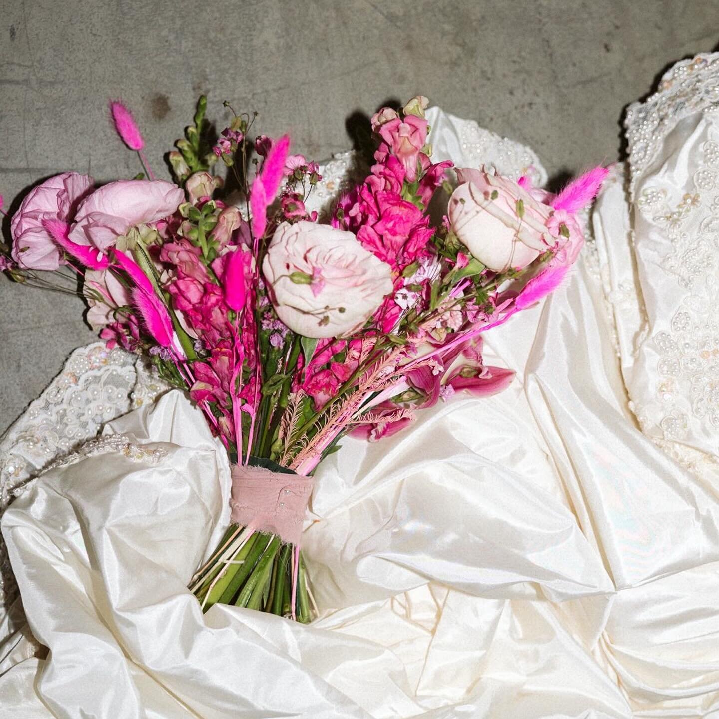 just a moment for the florals

concept + planning @mfrank_photography 
florals @secretgardenfloraldesign 
stationery @loversforlifeevents 
cake @justbecause.bakes
models @marina.toll
props + tablescape @eafrank_visualarts