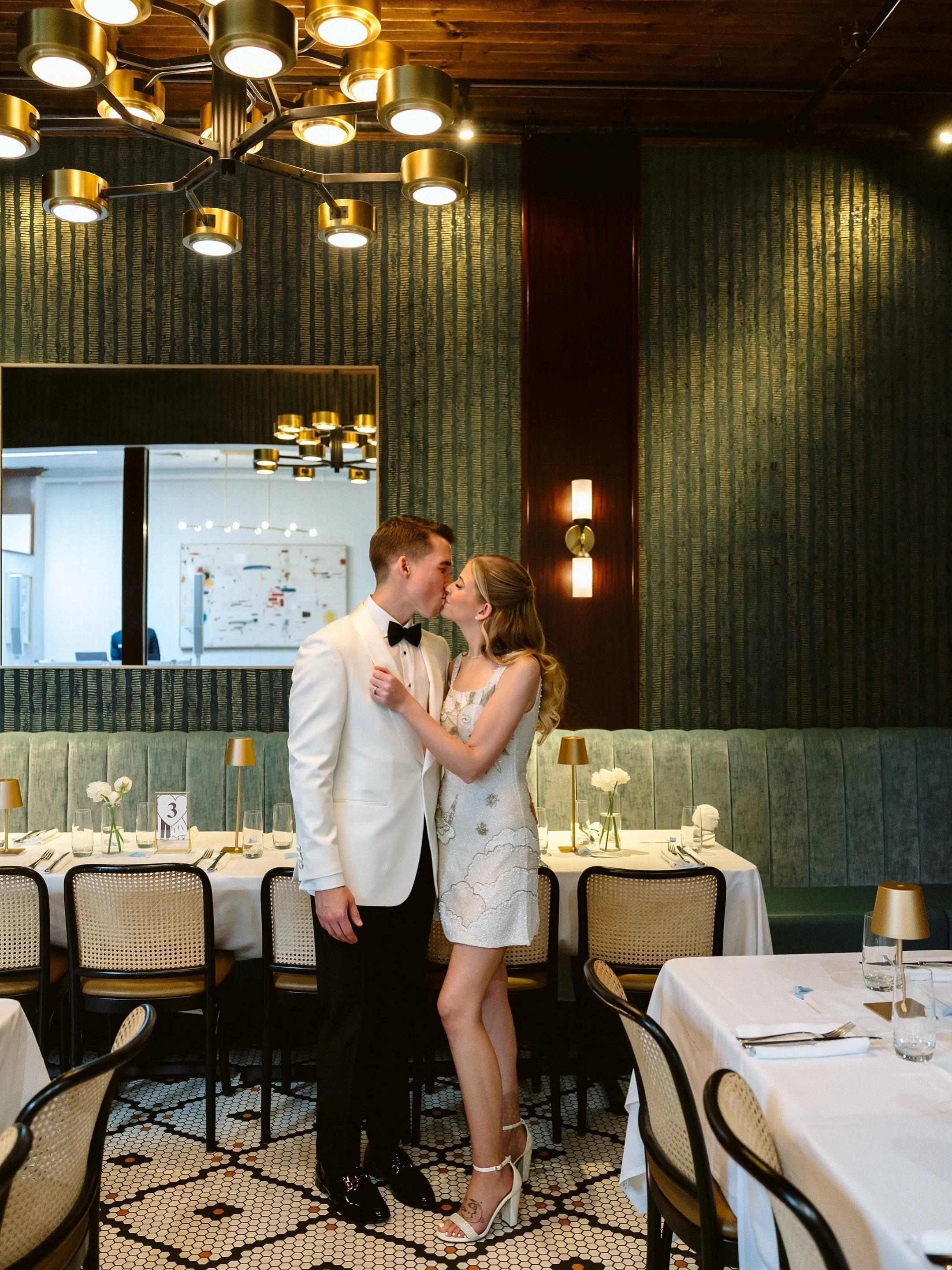 introducing mr. + mrs. hart 💌

makeup - @bbakerbeauty
hair - @teresaamorehair
dress - @cliopeppiatt
suit - @saccasuits
venue - @bayberryislip
dj - @emaury_productions 

|

New York wedding photographer, Brooklyn wedding photographer, New York elopem