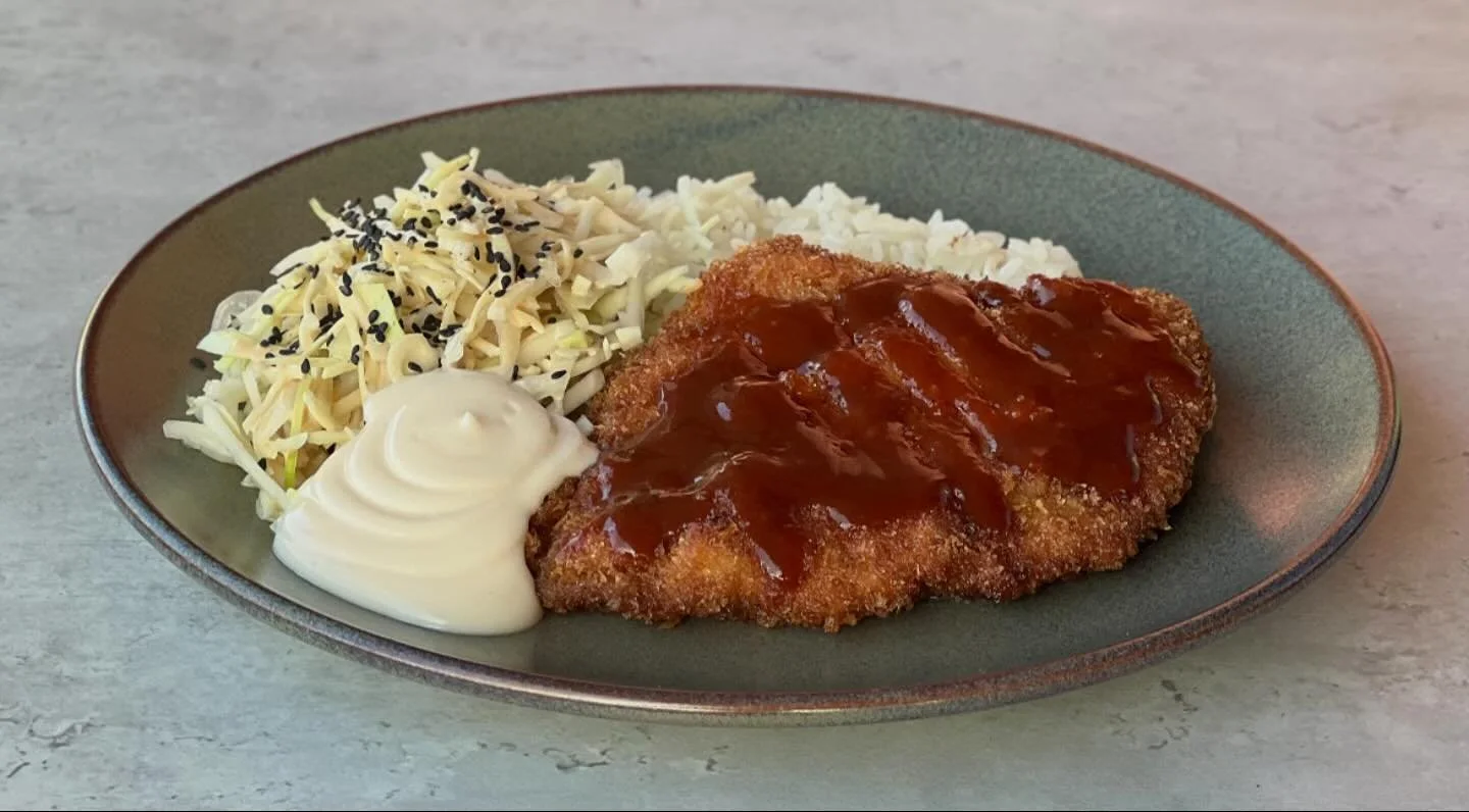 Tonkatsu med k&aring;lsallad, sesammajonn&auml;s och kortkornigt ris