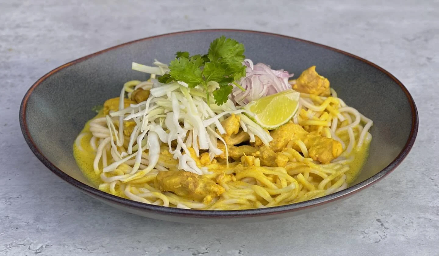 Khao soi med kyckling, vitk&aring;l, koriander, schalottenl&ouml;k, lime och nudlar