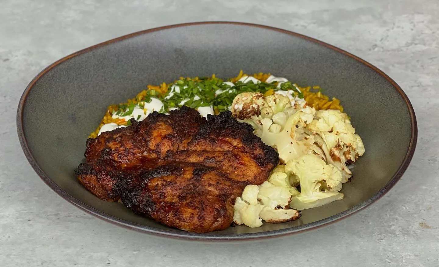 Kryddrostad kyckling med blomk&aring;l, biryani och yoghurts&aring;s