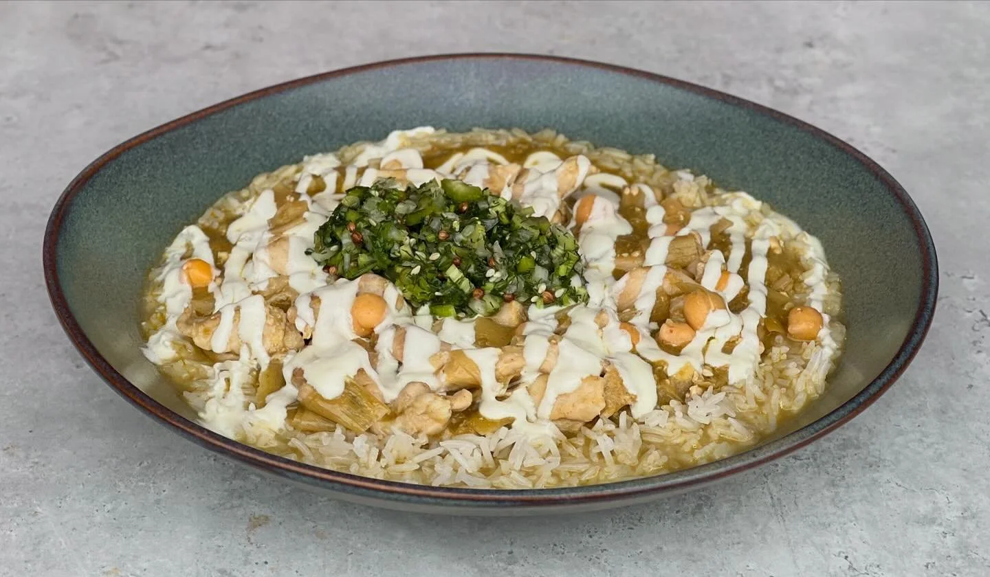 Kycklinggryta med purjol&ouml;k, kik&auml;rtor, koriandercrunch, yoghurts&aring;s och basmatiris