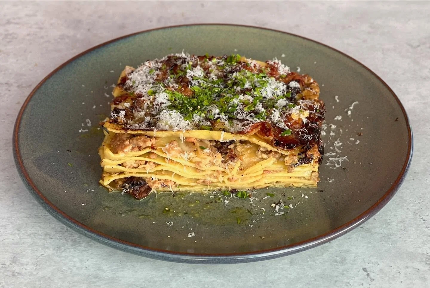 Salsiccialasagne med svamp, blomk&aring;l, fior di latte och parmesan