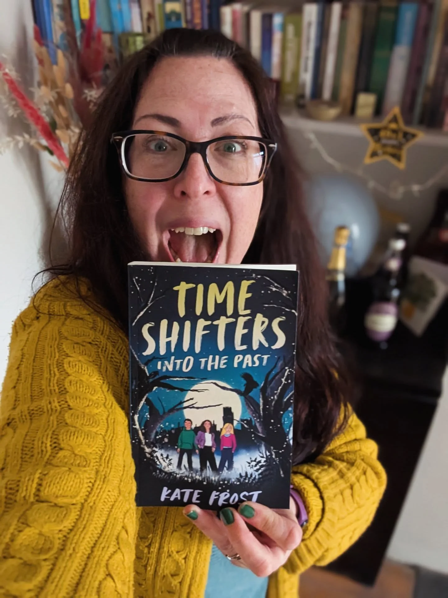 My middle grade trilogy Tme Shifters has been revamped!
The incredibly talented and very lovely @rachellawston redesigned the covers last year, but with deadlines and little time, I've only just got round to republishing them, complete with illustra