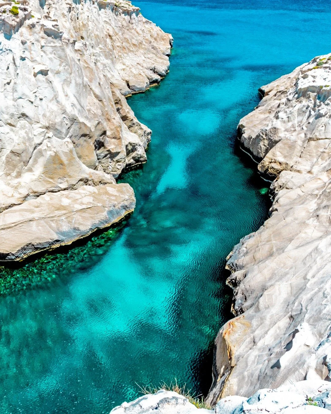 My head is here today on the Greek island of Milos weaving a story to this stunning backdrop.

💙 Sarakiniko Beach
💙 Mandrakia fishing village
💙 Firopotamos fishing village
💙 Kleftiko pirate caves

Who else fancies being there right now!? 😍