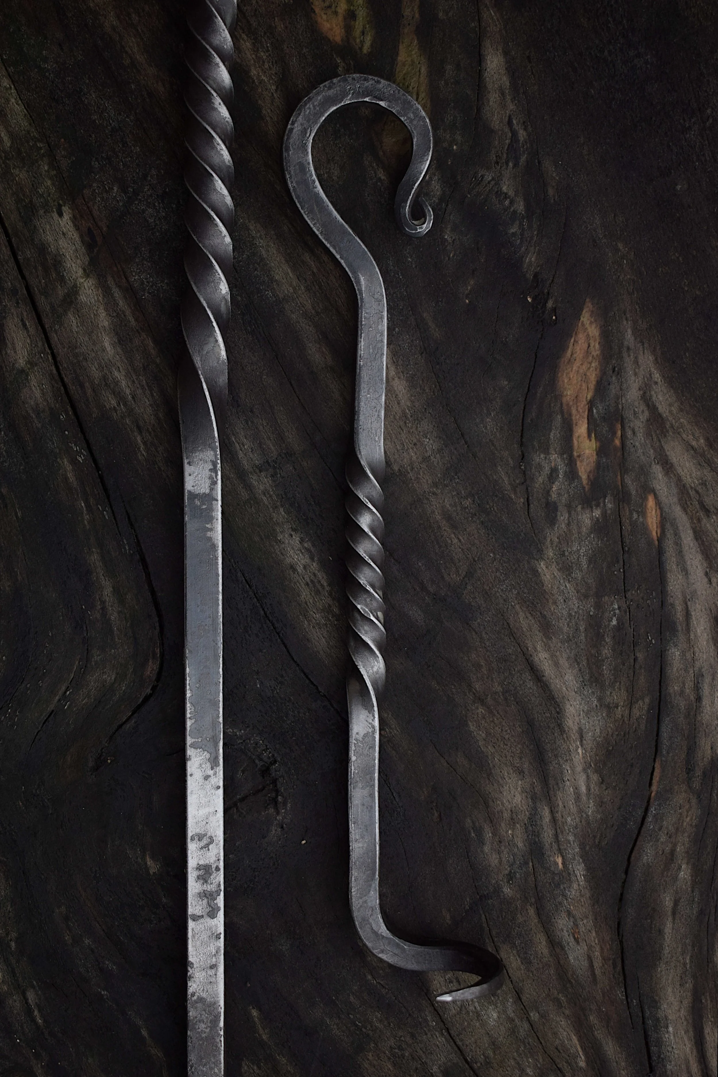 Handforged meat flipper for barbeques