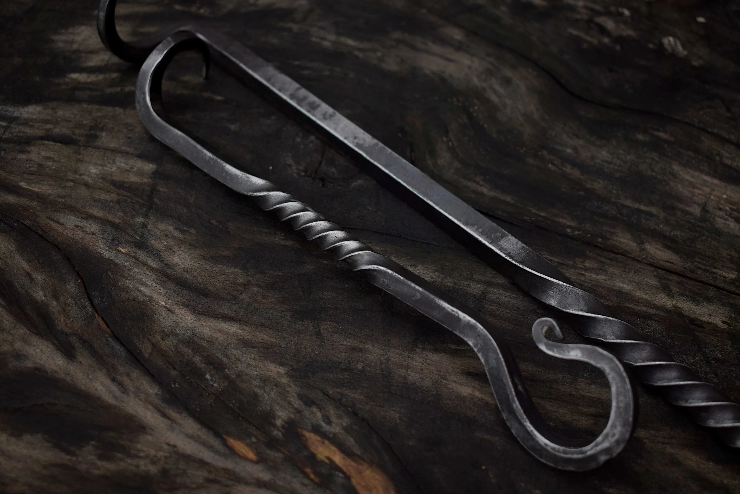 Handforged meat flipper for bbq