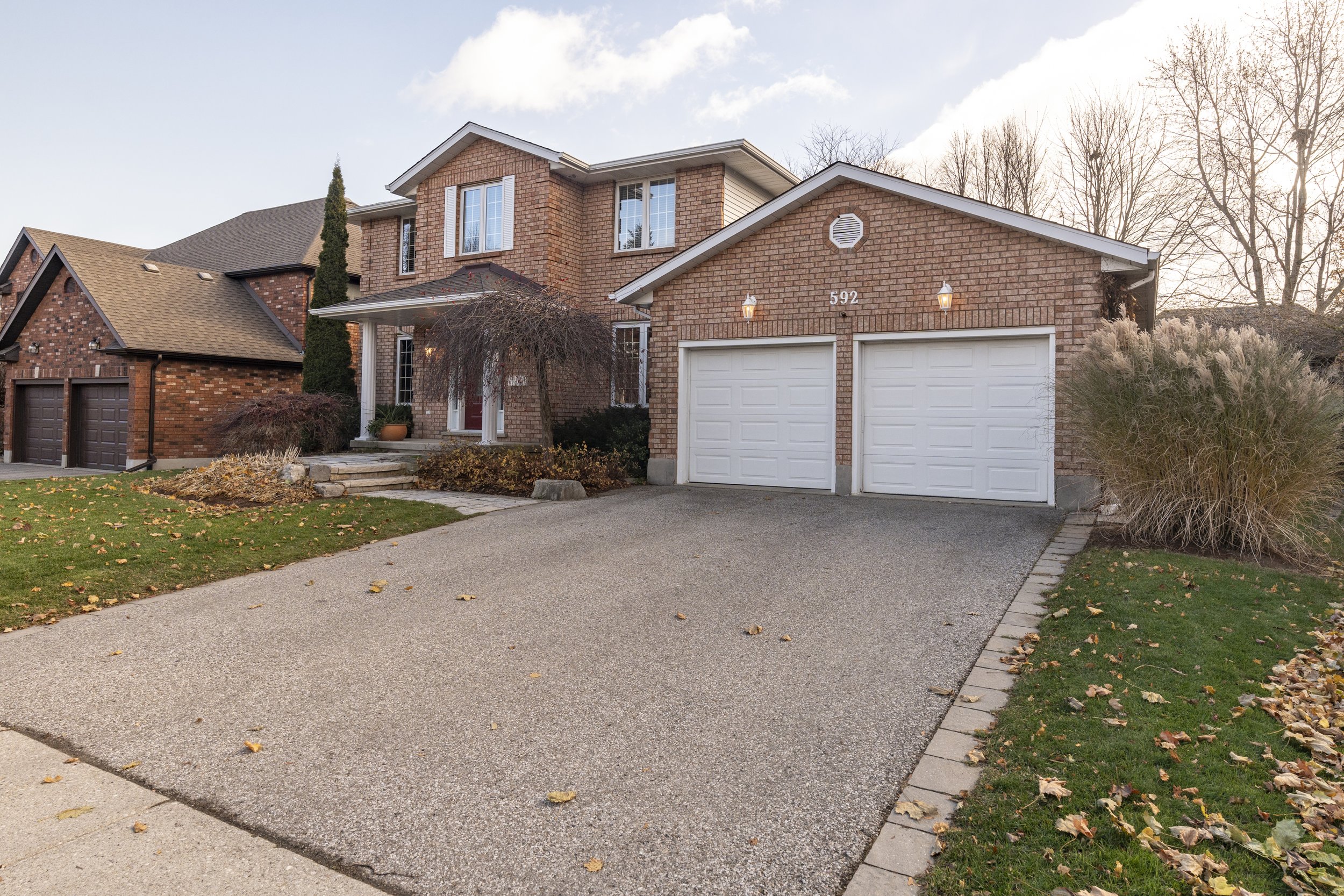 592 Stonebury Cres-3.jpg