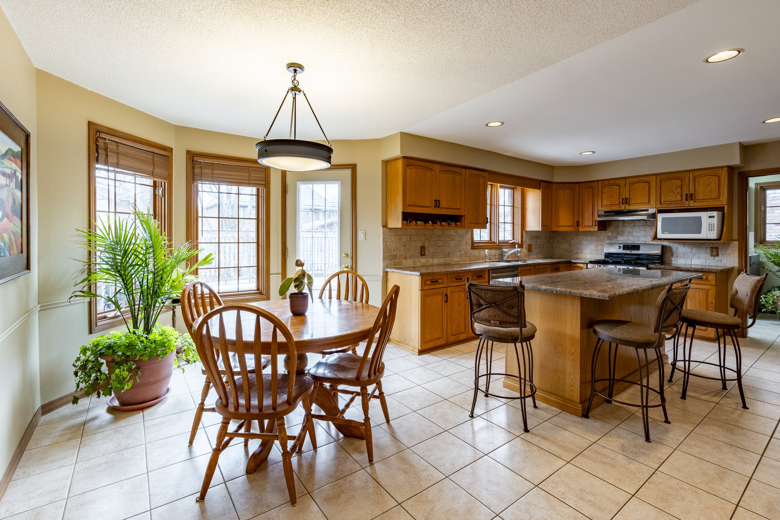 592 Stonebury Cres-15.jpg