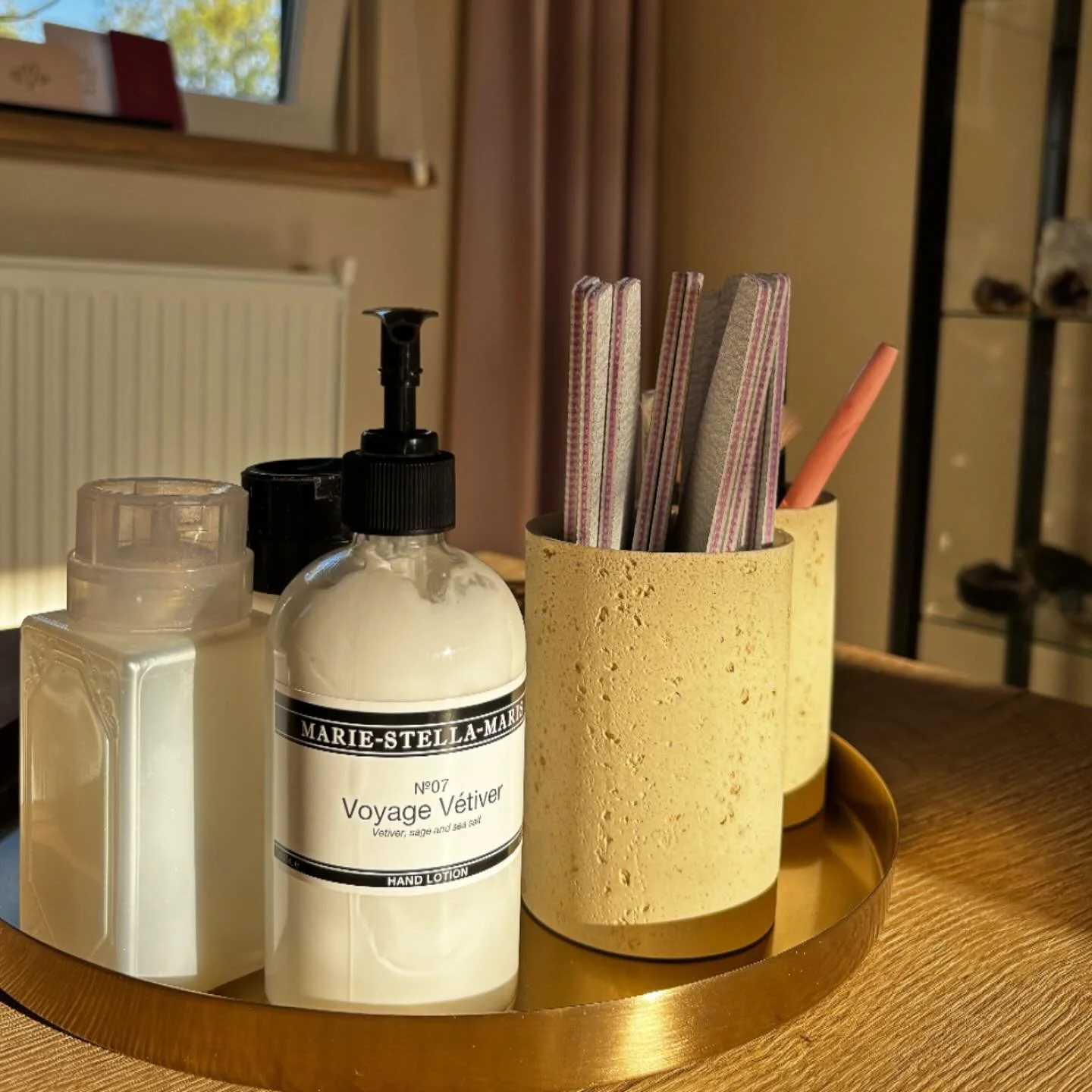 HYGI&Euml;NE🫧 || Hygi&euml;ne is ontzettend belangrijk &mdash; iets wat ik helaas nog vaak mis zie gaan in salons. Daarom worden alle instrumenten na elke behandeling grondig gereinigd in de ultrasoonreiniger met Podisan. Voor elke behandeling gebru