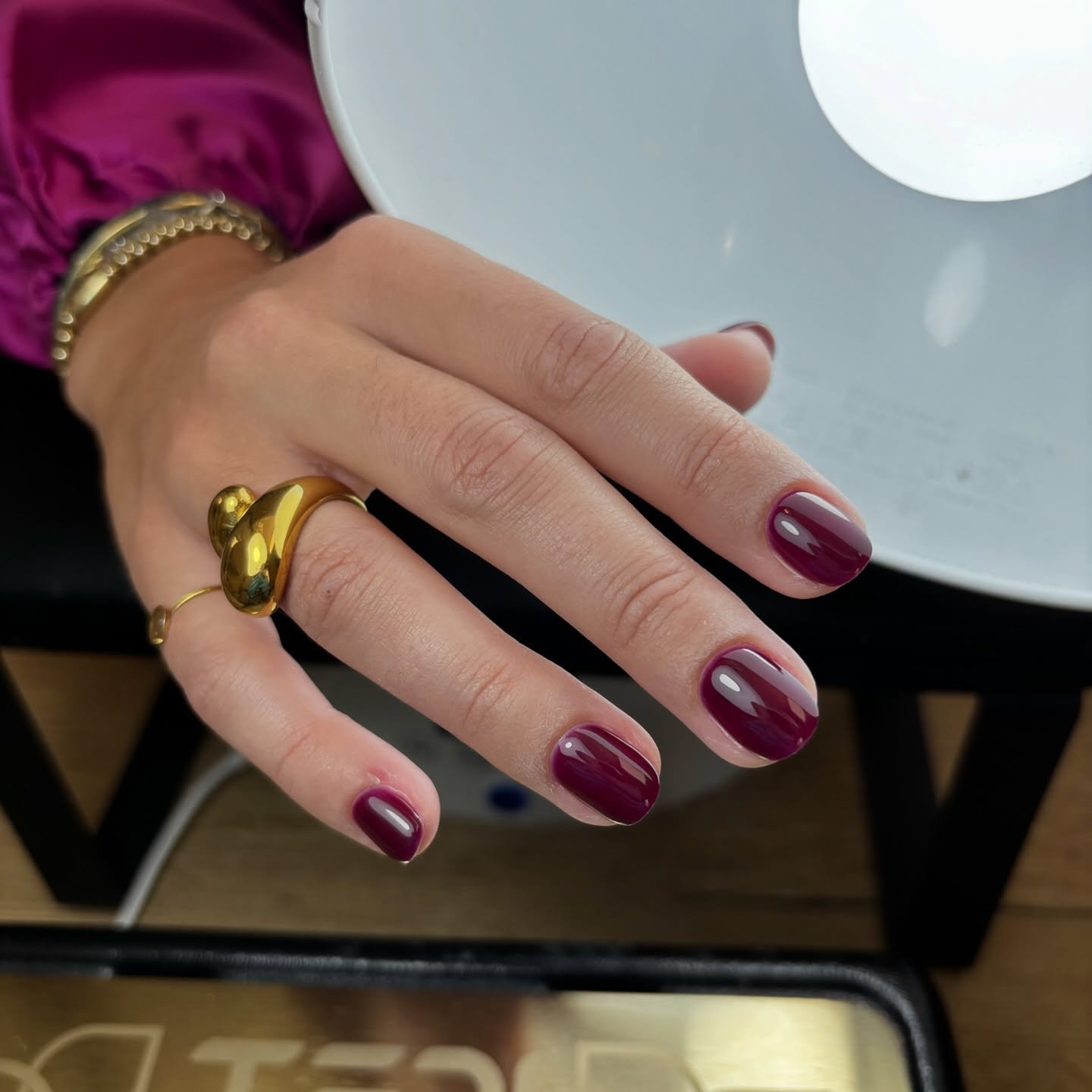 Herfst heeft zijn intreden gedaan, geweldig deze kleuren! 🍂🍁 Heb jij liever kleur afgestemd op het seizoen, of nude. Laat het weten in de poll hieronder! 🤍