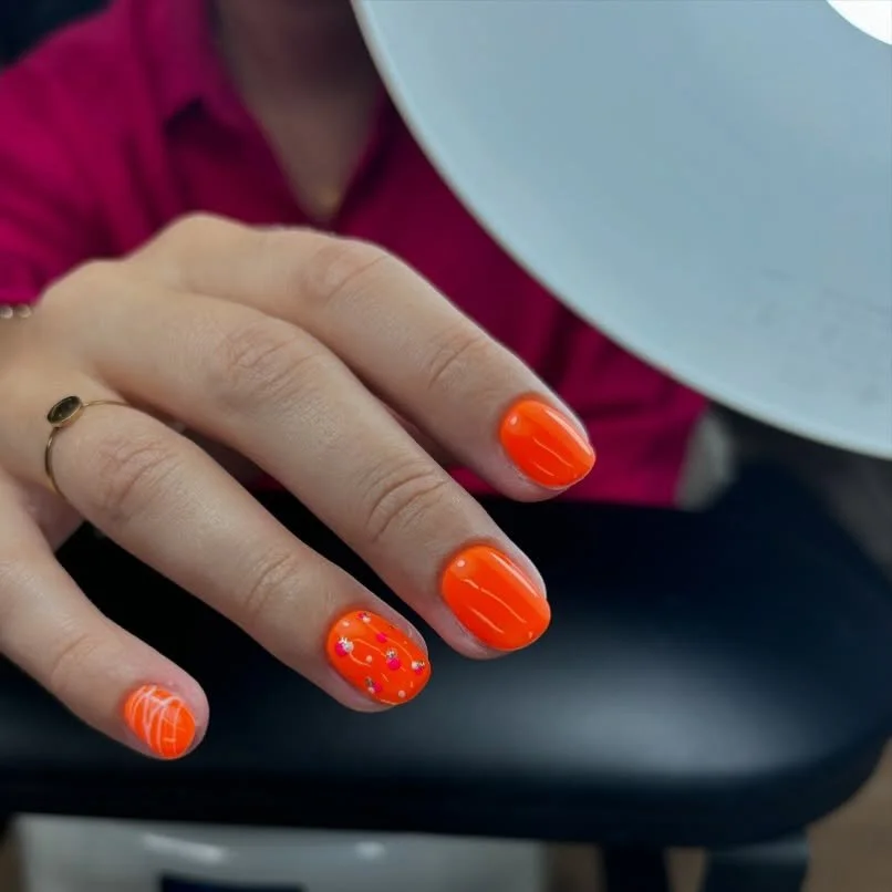 Neon nails 🧡🍑 #neonnails #orangenails #buildergel