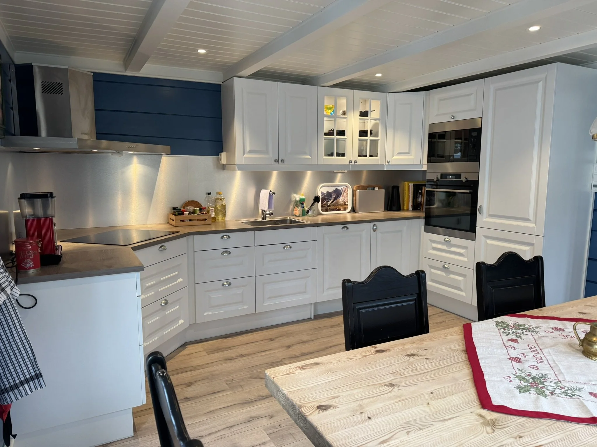 Kjøkken med hvitevarer.JPEG