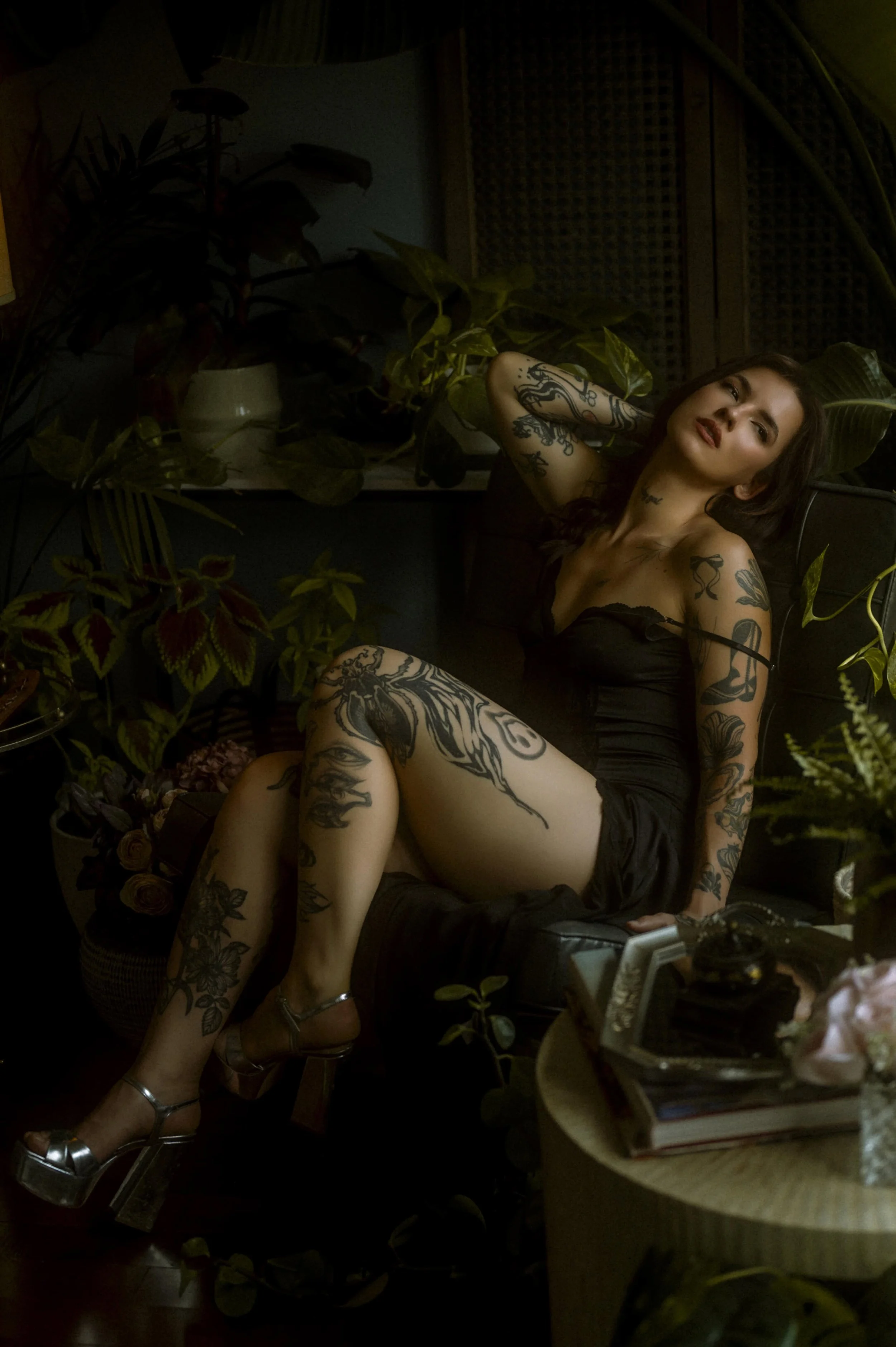 woman posing in black dress at a boudoir studio in toronto