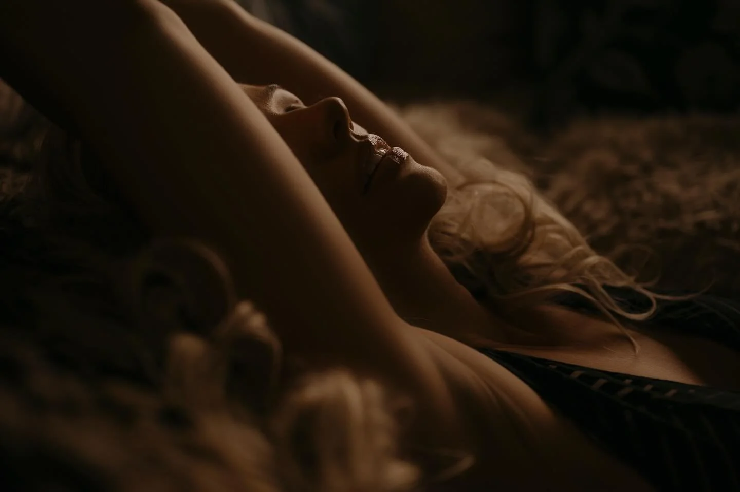 Toronto Boudoir Photographer helping women see themselves in a whole new light. ✨ Inquire today to reserve your session.

Muse: @krystalmacneil 
Makeup and hair: @cassandracampbellbeauty